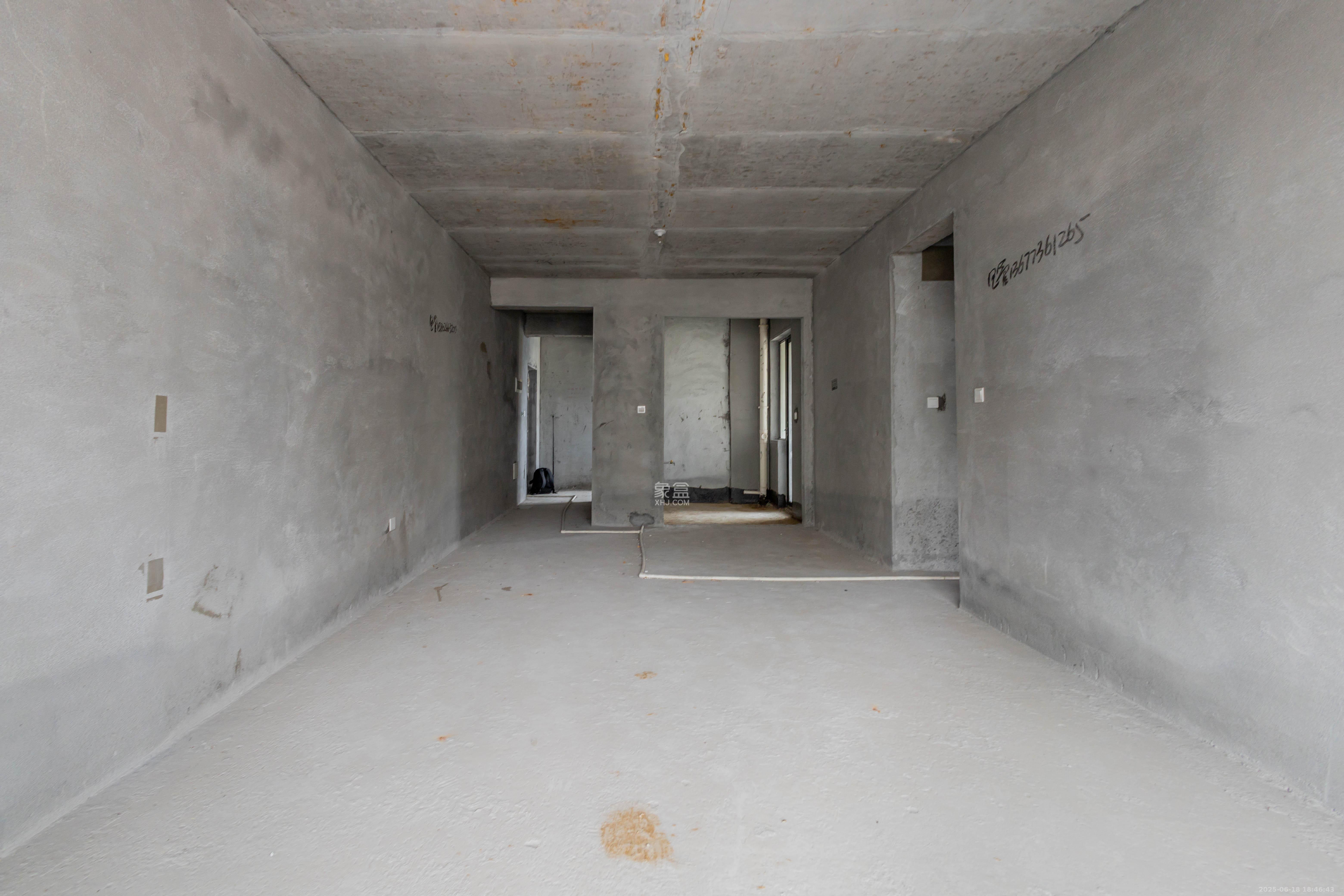 财汇新天地(财汇商务广场) 4室2厅2卫 72.0万 财汇新天地(财汇商务广场) 4室2厅2卫 72.0万客厅