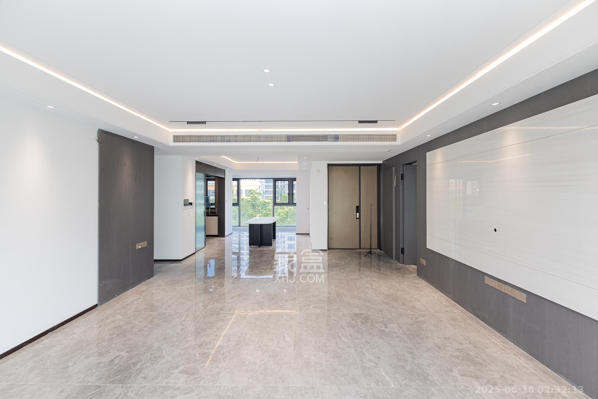 嘉臣道  4室2厅3卫    305.0万 嘉臣道  4室2厅3卫    305.0万客厅