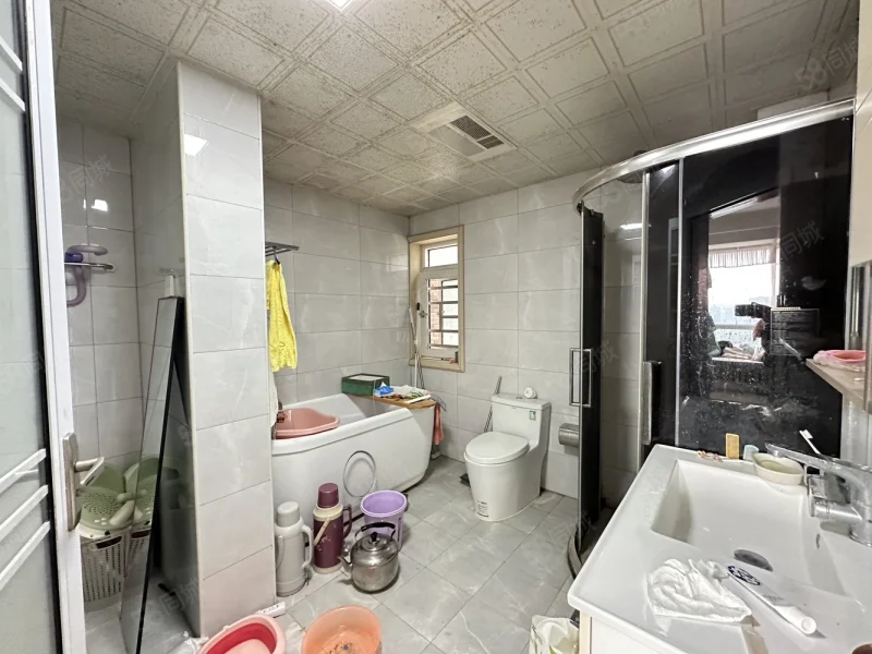 阳光一品小区 4室2厅2卫 89.8万 阳光一品小区 4室2厅2卫 89.8万客厅