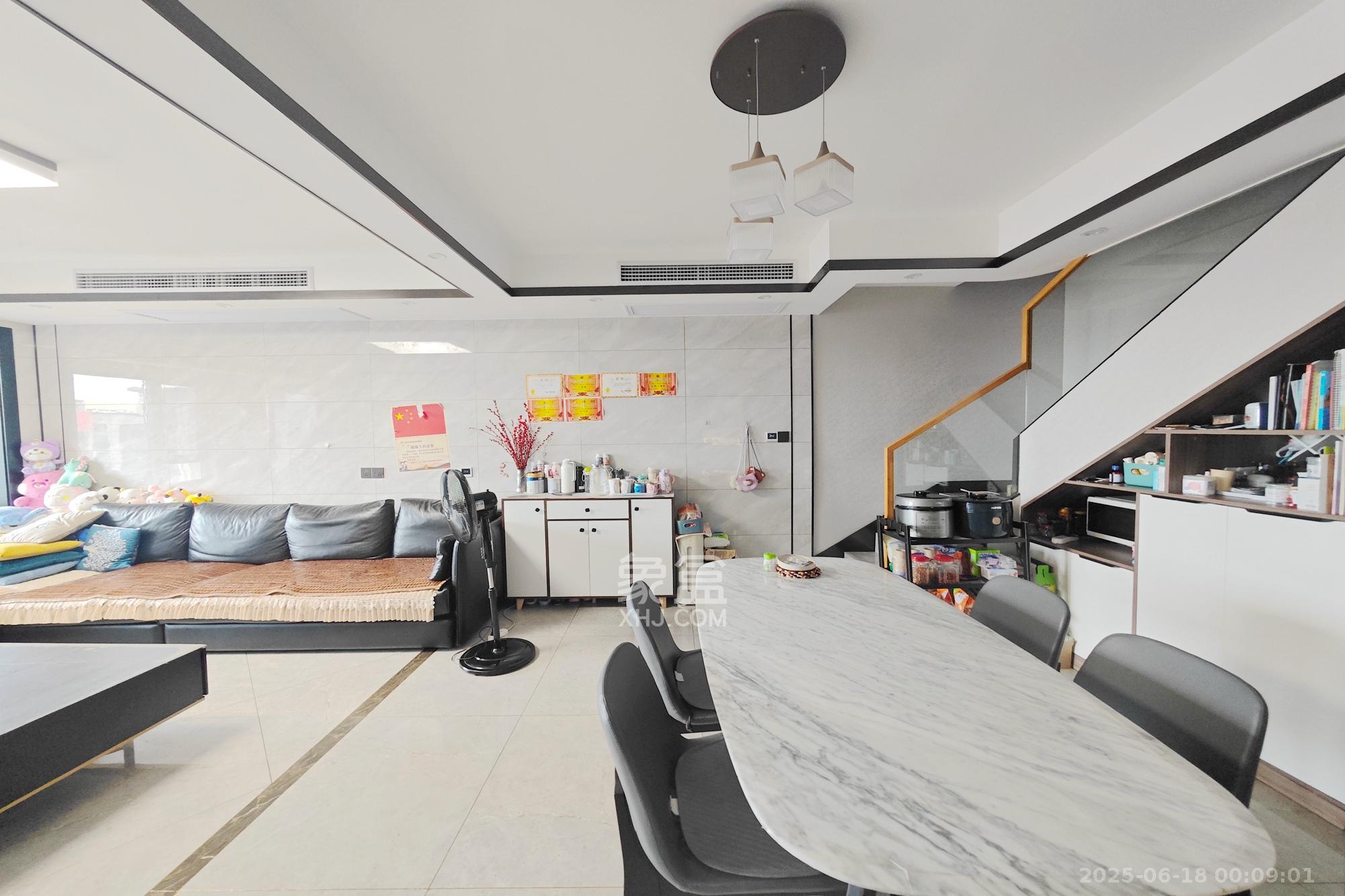 建发中央悦府 4室2厅2卫 208.0万 建发中央悦府 4室2厅2卫 208.0万客厅