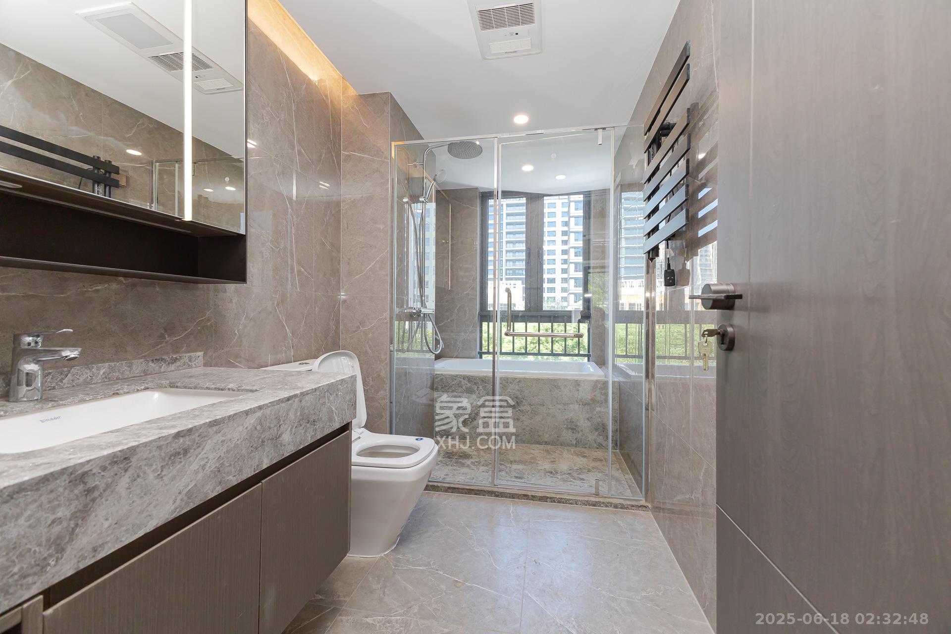 嘉臣道  4室2厅3卫    305.0万 嘉臣道  4室2厅3卫    305.0万卫生间