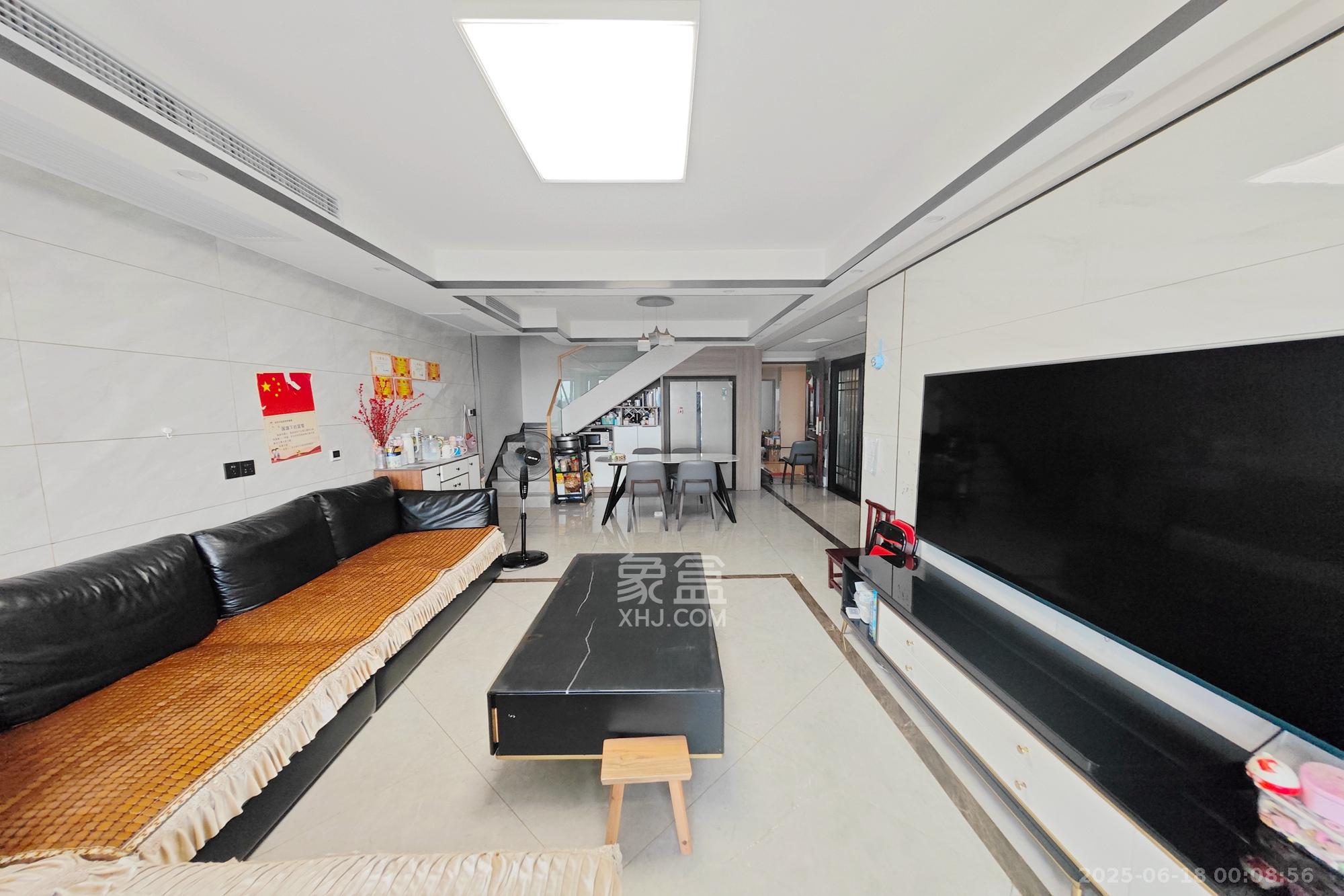 建发中央悦府 4室2厅2卫 208.0万 建发中央悦府 4室2厅2卫 208.0万客厅