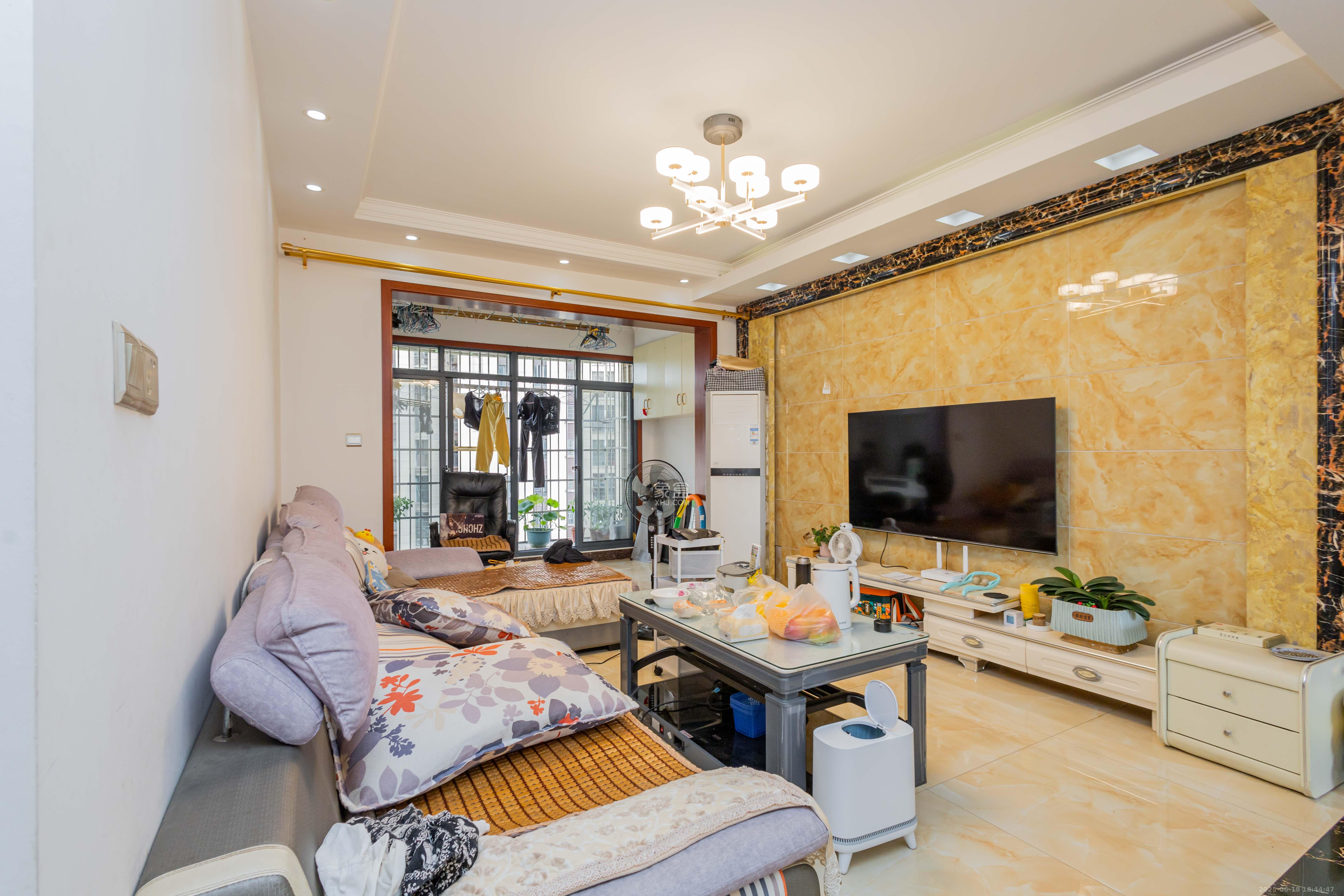 波隆城市花园 3室2厅2卫 75.0万 波隆城市花园 3室2厅2卫 75.0万客厅