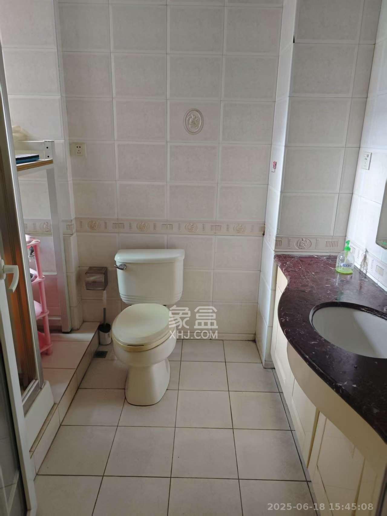 新华联家园 3室2厅2卫 3200.0元/月 新华联家园 3室2厅2卫 3200.0元/月室内图