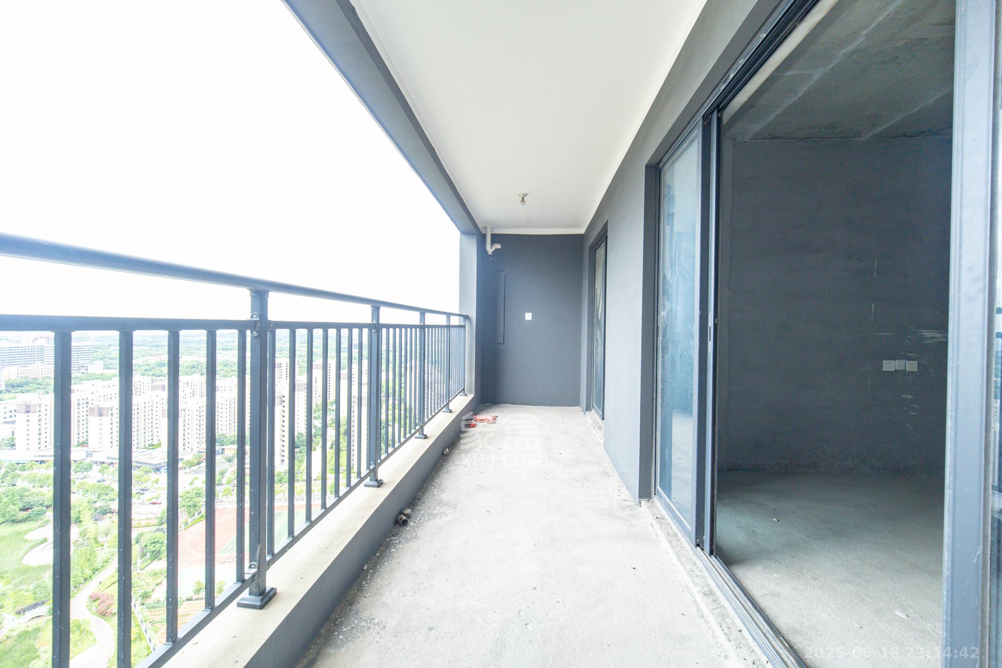 弘坤东昇 4室2厅2卫 85.0万 弘坤东昇 4室2厅2卫 85.0万阳台