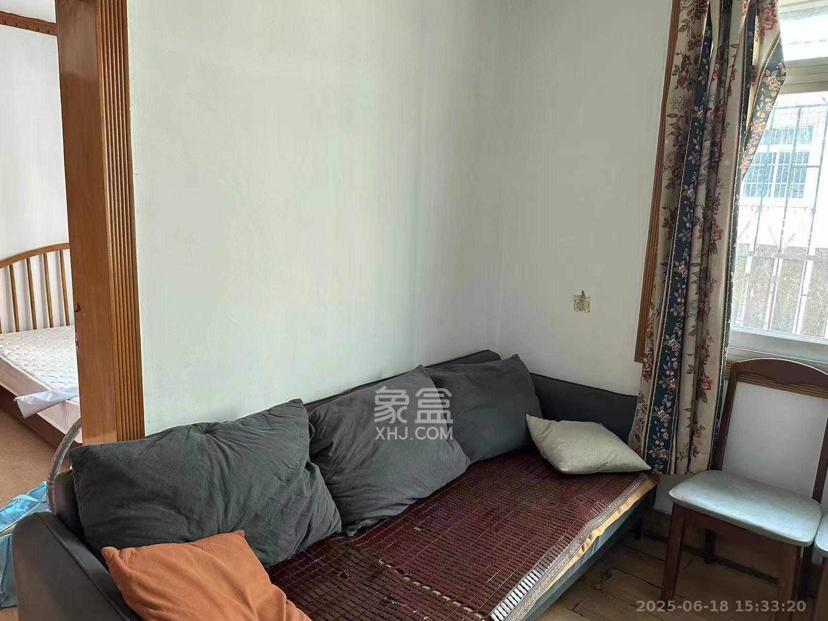 三兴街烟草专卖局宿舍 2室1厅1卫 2300.0元/月 三兴街烟草专卖局宿舍 2室1厅1卫 2300.0元/月室内图