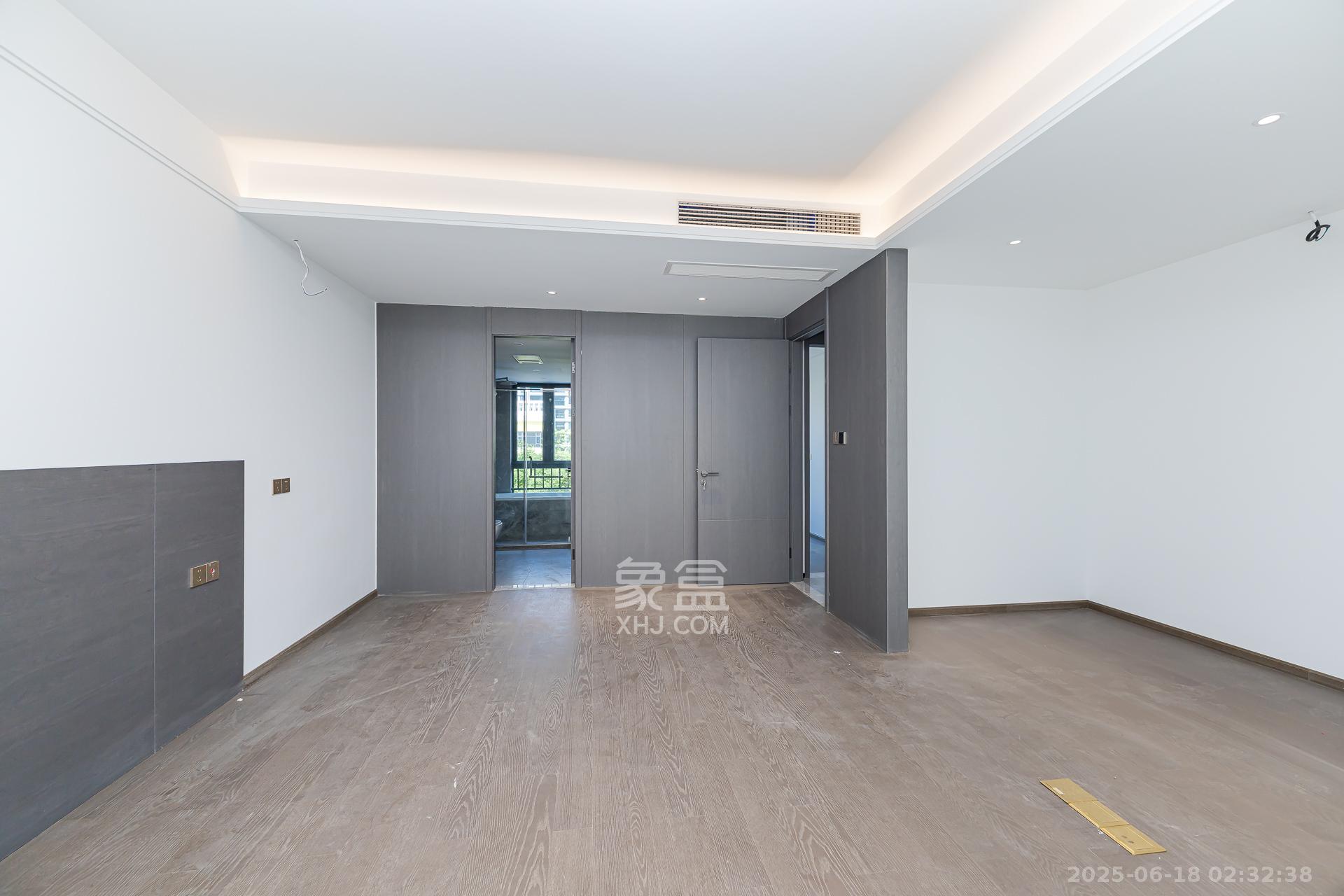 嘉臣道  4室2厅3卫    305.0万 嘉臣道  4室2厅3卫    305.0万卧室