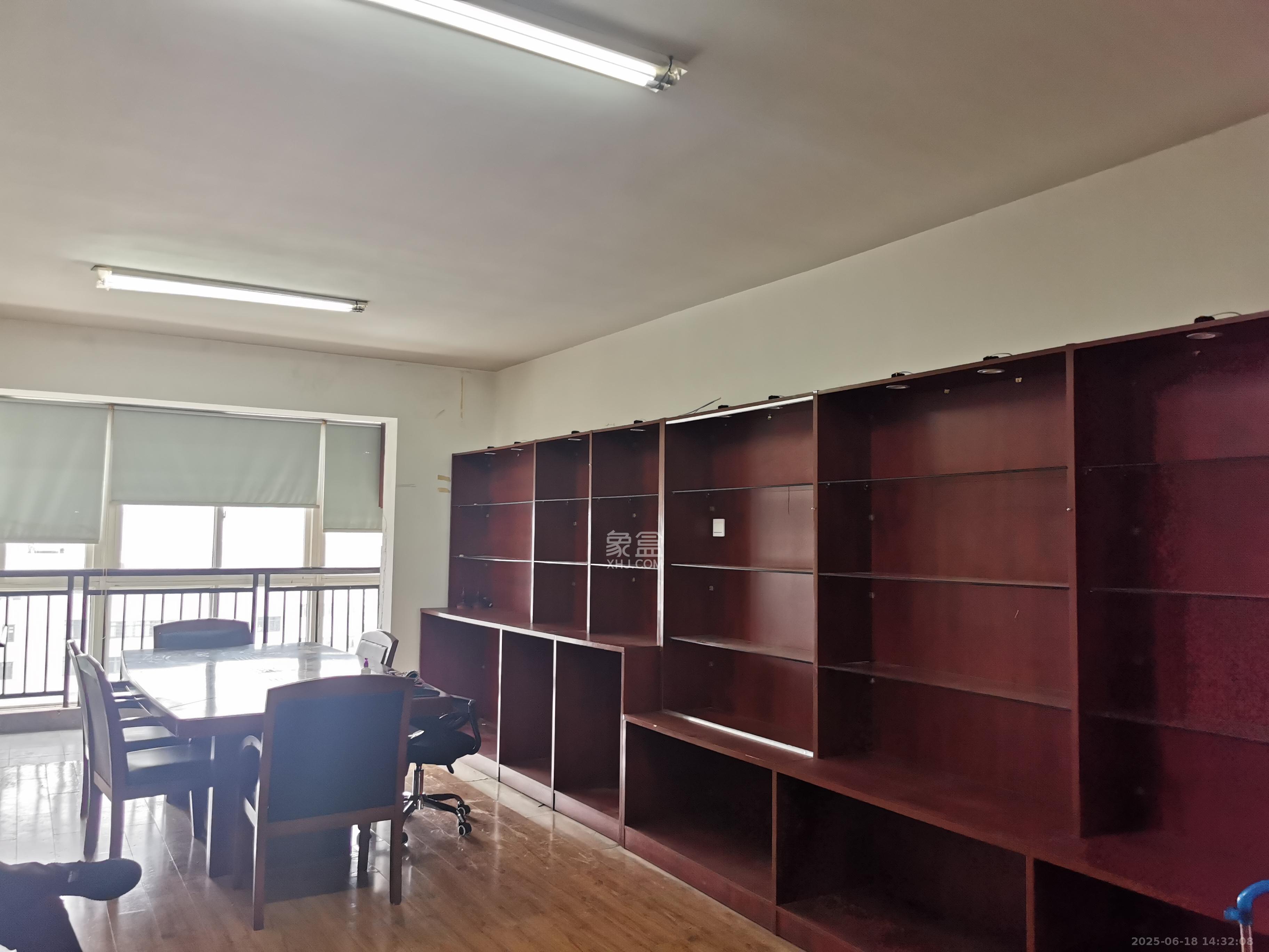 丽景新贵  3室2厅2卫    2000.0元/月室内图