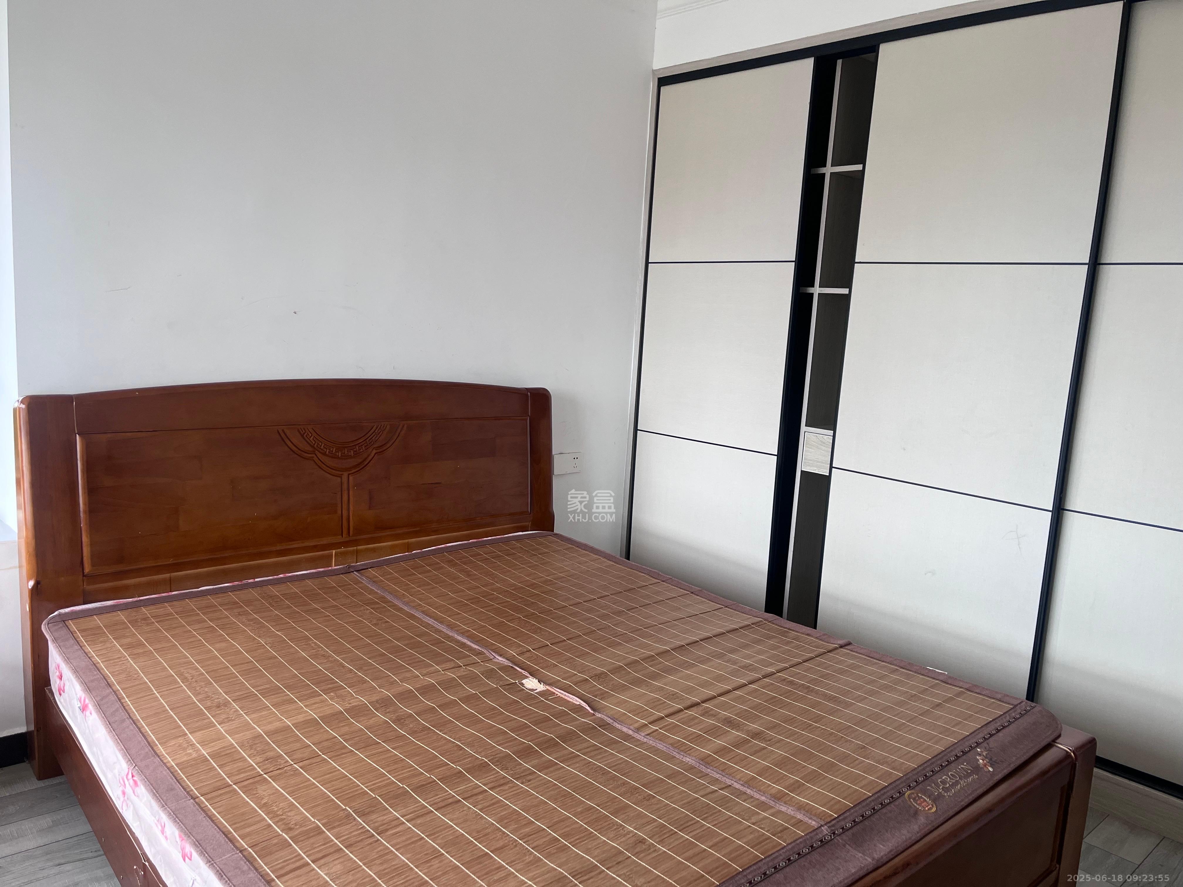 岳鞍阁小区  4室2厅1卫   2300.00元/月室内图