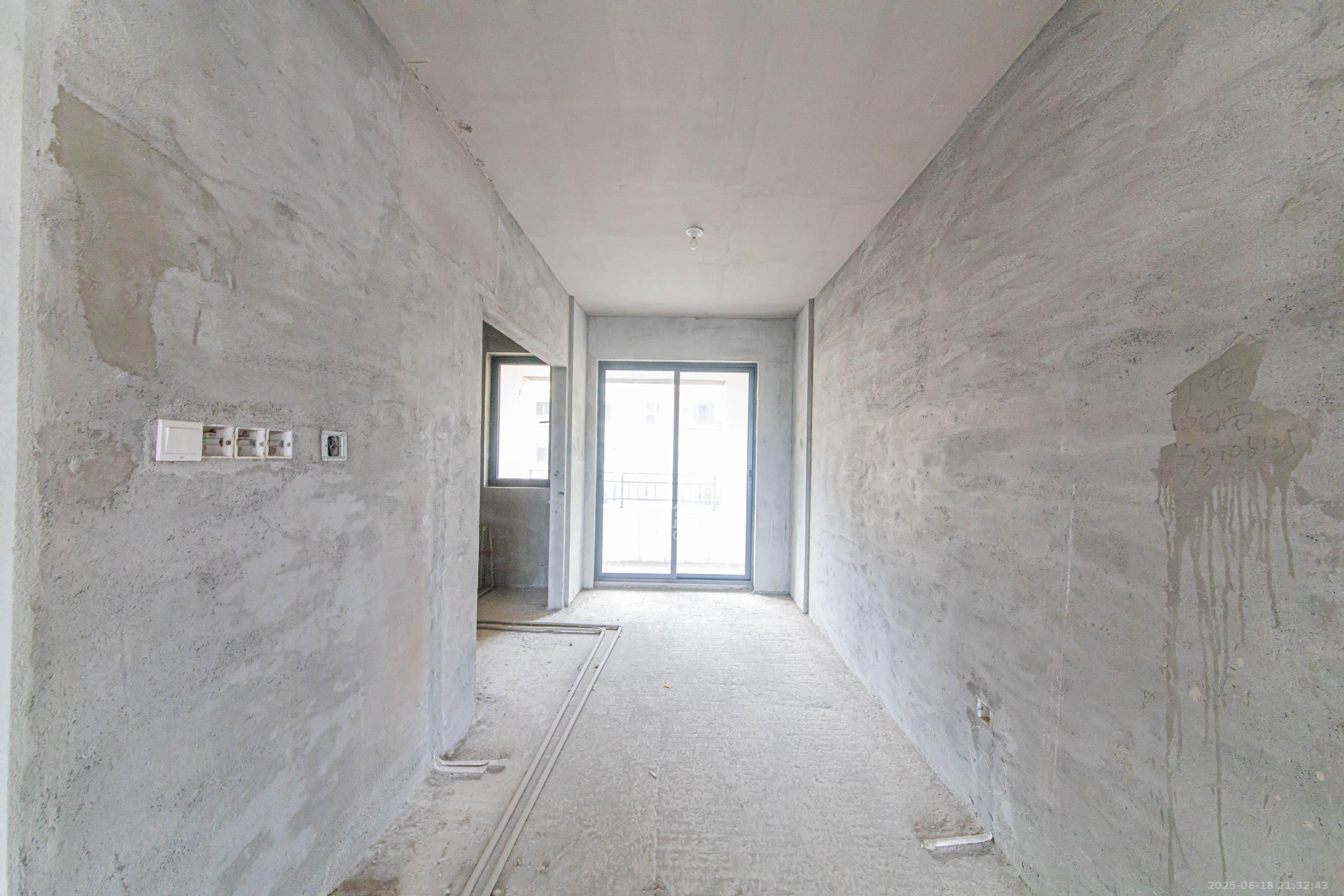 和泓融成府 4室2厅3卫 105.0万 和泓融成府 4室2厅3卫 105.0万客厅