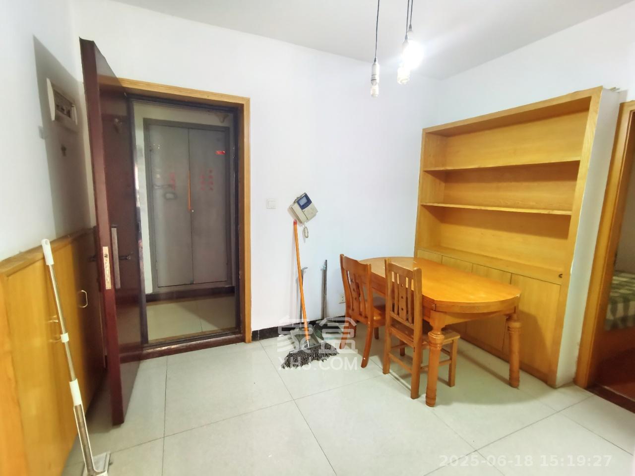 三一街区  3室2厅1卫   1400.00元/月室内图