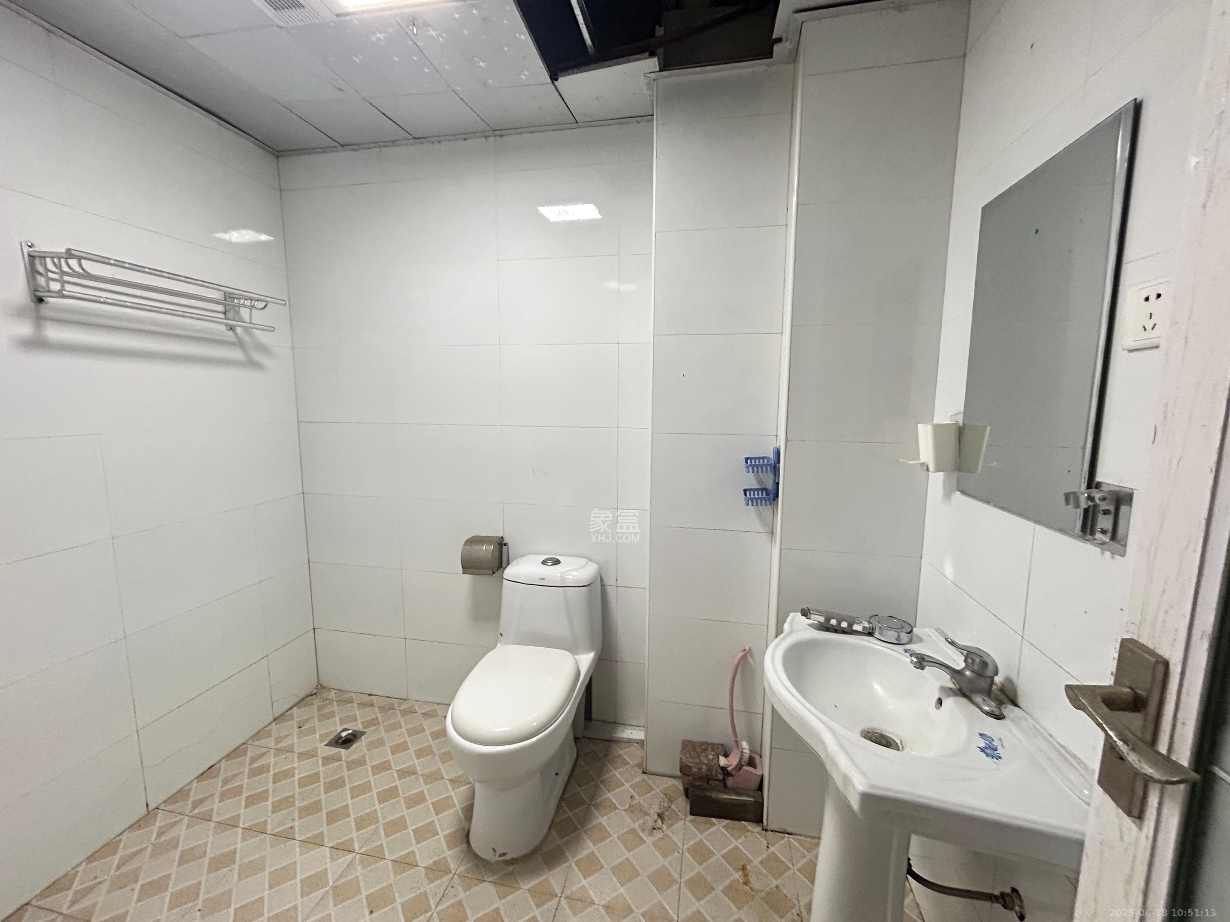 卧龙居国际村  1室0厅0卫    1400.0元/月室内图