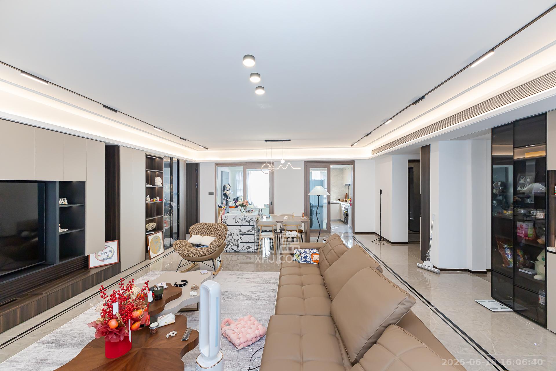 时代建发和著 4室2厅3卫 275.0万 时代建发和著 4室2厅3卫 275.0万客厅