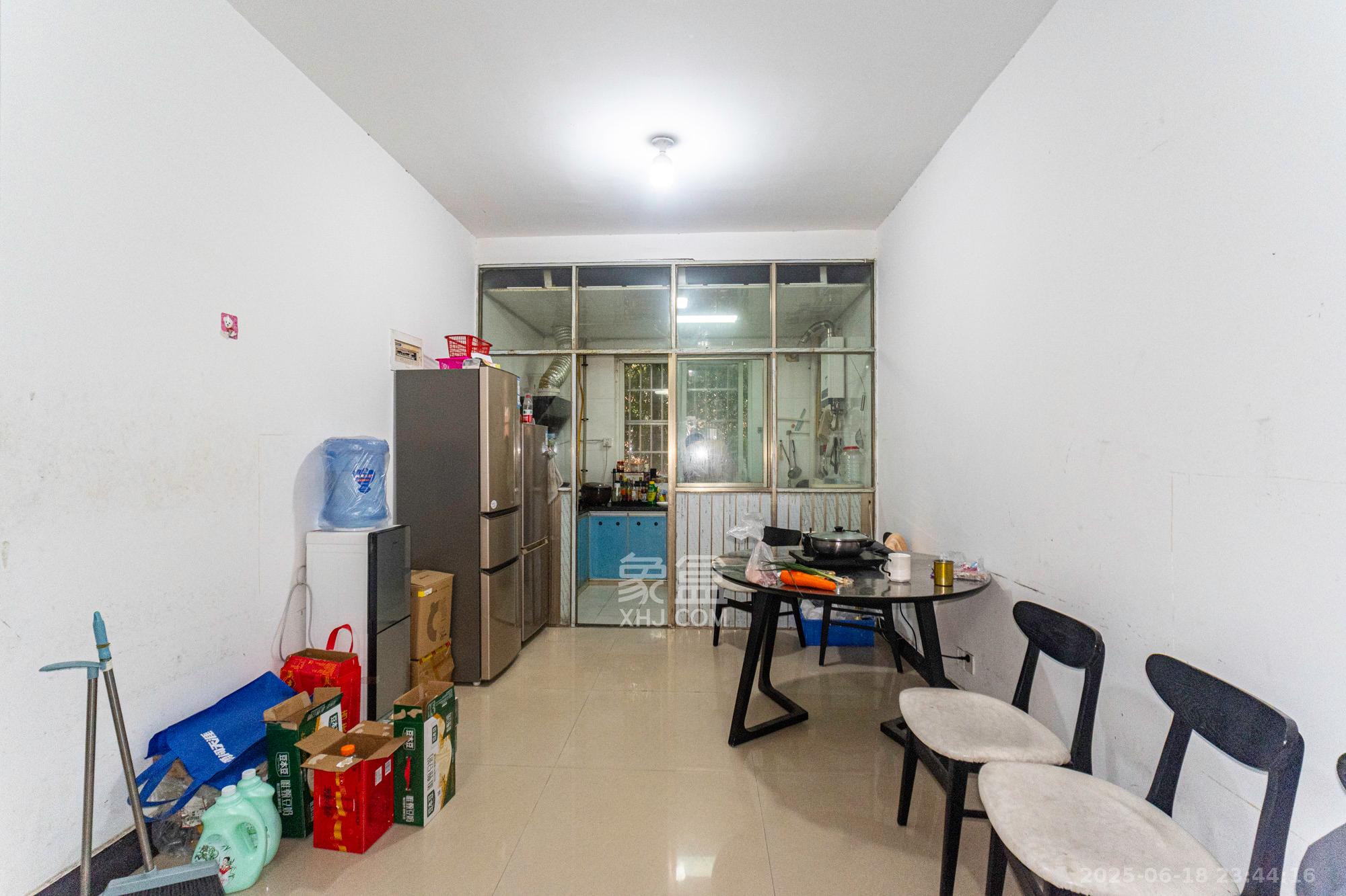 金鹰机电大市场 2室2厅1卫 36.8万 金鹰机电大市场 2室2厅1卫 36.8万客厅