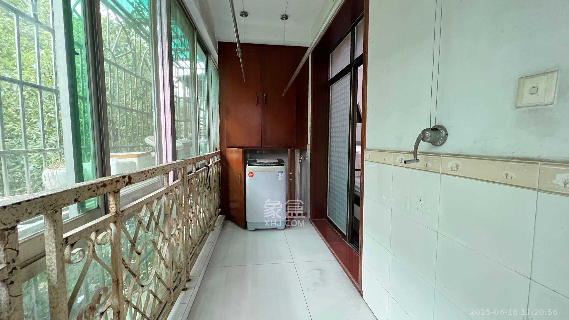 中南汽车世界 3室2厅1卫 1300.0元/月 中南汽车世界 3室2厅1卫 1300.0元/月室内图