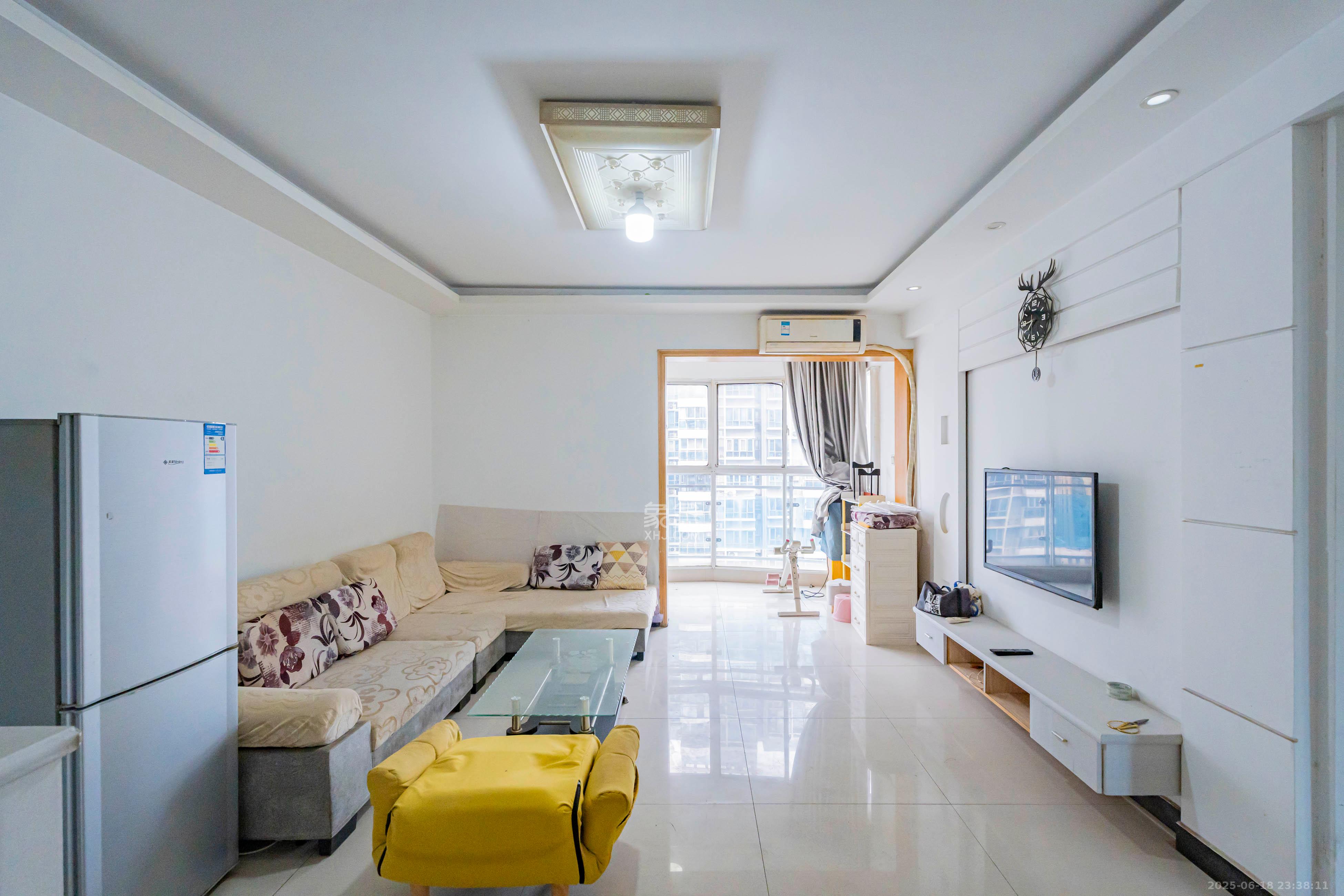 凯乐国际城 2室2厅1卫 75.0万 凯乐国际城 2室2厅1卫 75.0万客厅