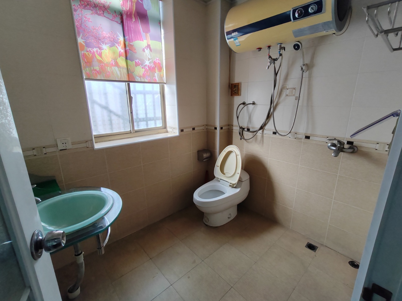兴益家园小区  4室2厅2卫   43.00万客厅
