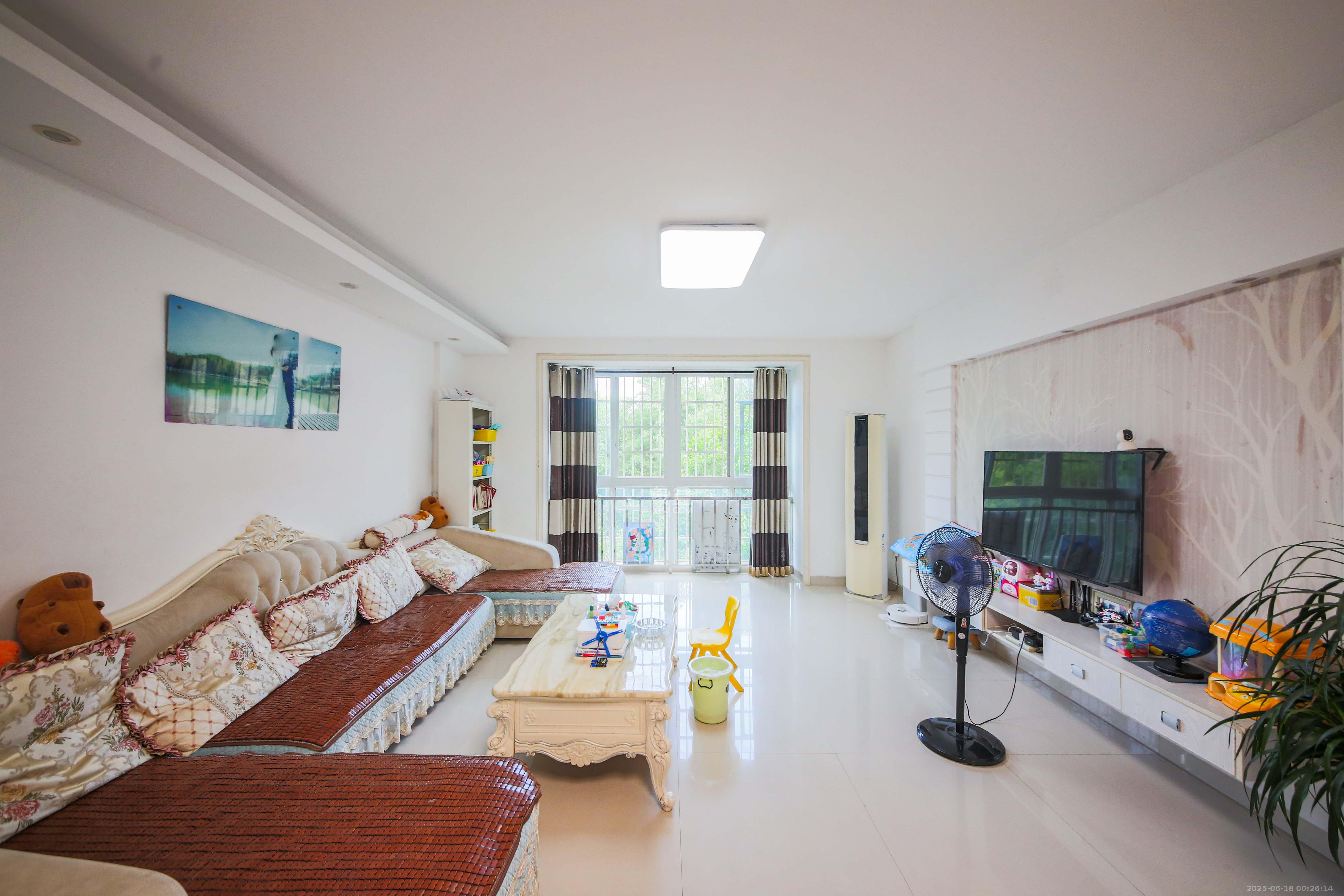 景荣华苑 3室2厅2卫 91.8万 景荣华苑 3室2厅2卫 91.8万客厅