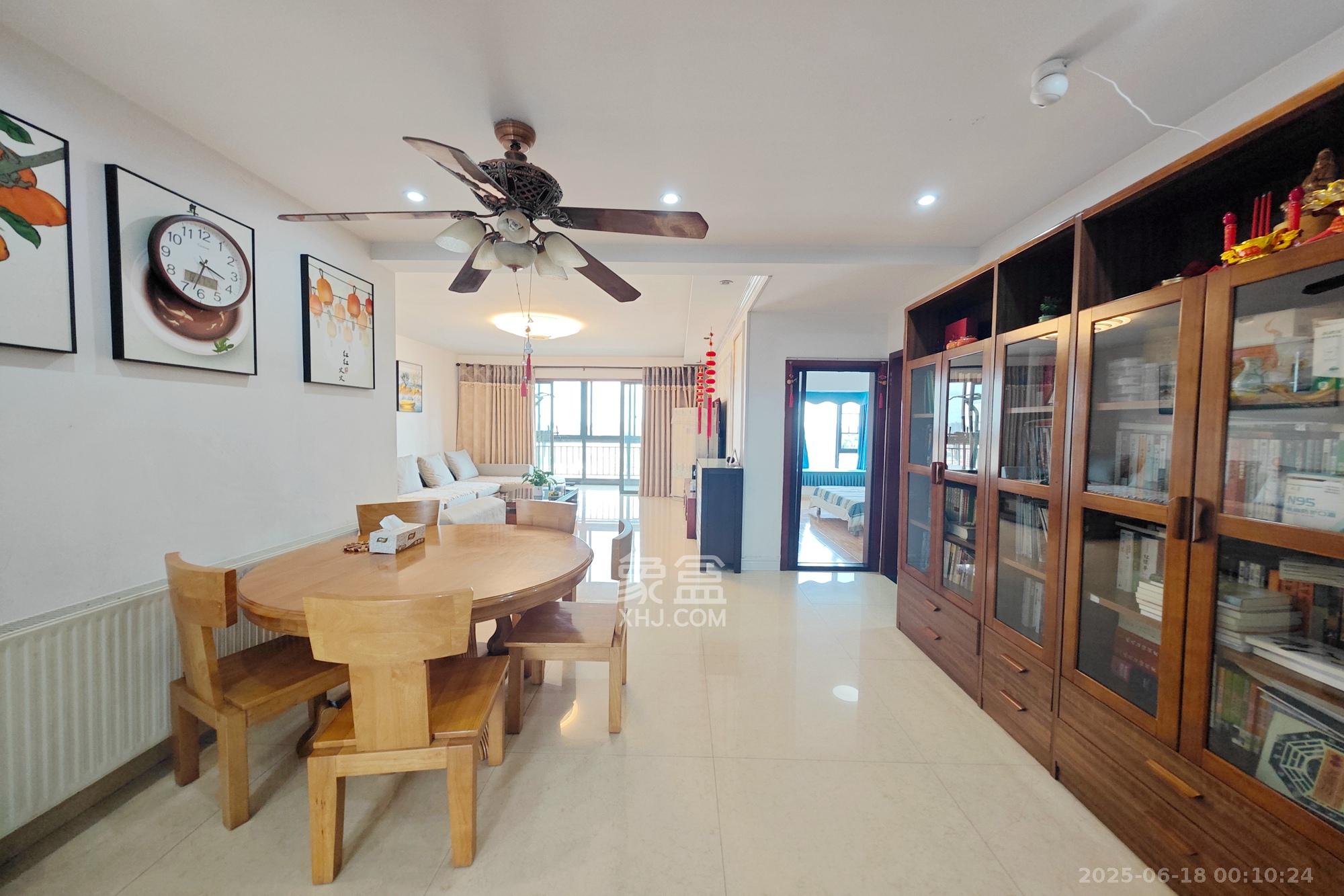 锦绣世纪 4室2厅2卫 152.0万 锦绣世纪 4室2厅2卫 152.0万客厅