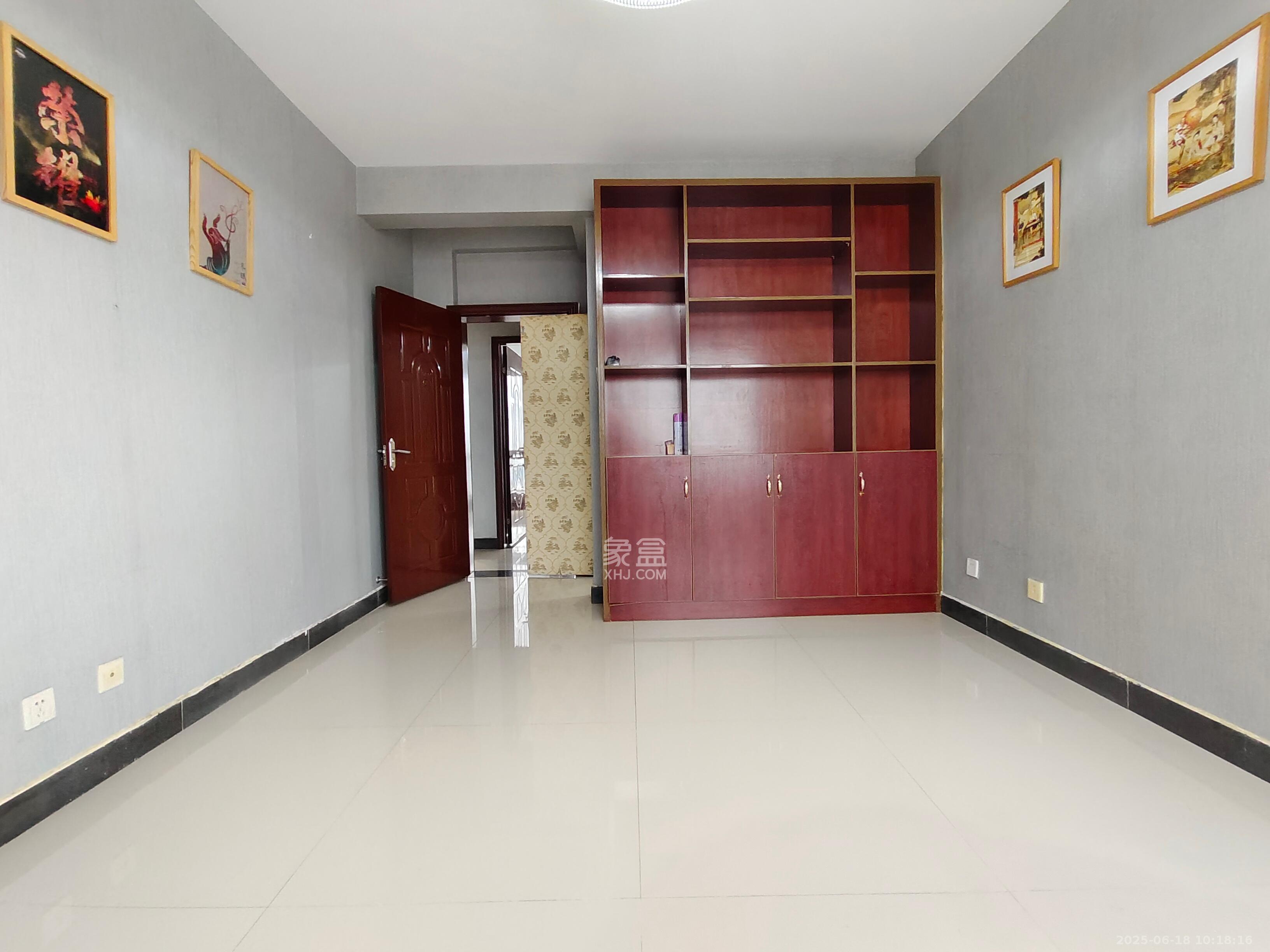 银港水晶城 3室2厅2卫 2800.0元/月 银港水晶城 3室2厅2卫 2800.0元/月室内图