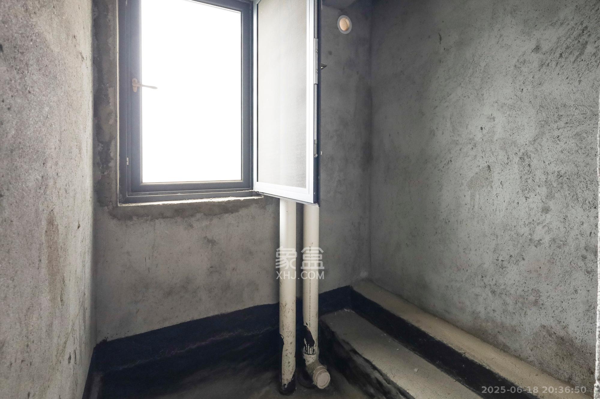 帝辰金缇水郡 5室2厅2卫 62.0万 帝辰金缇水郡 5室2厅2卫 62.0万卫生间