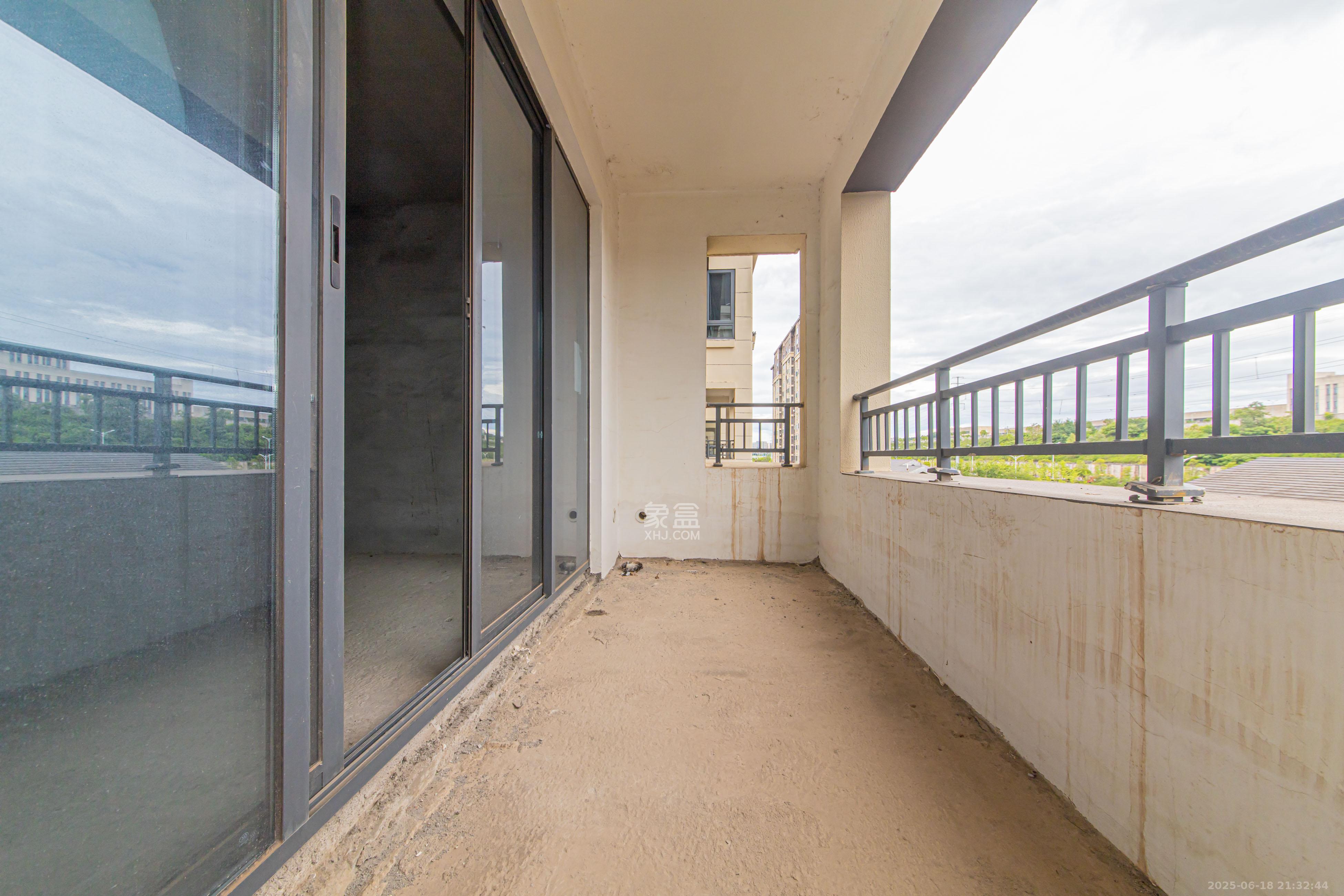 和泓融成府 4室2厅3卫 105.0万 和泓融成府 4室2厅3卫 105.0万阳台