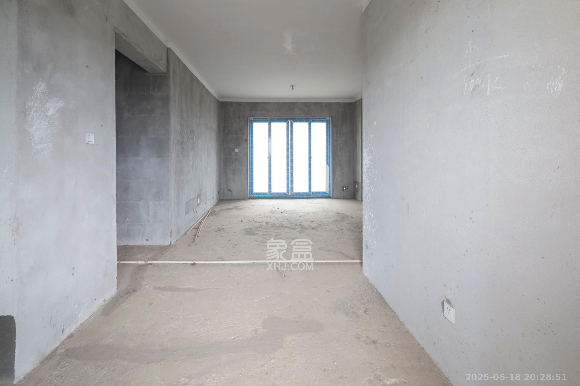 钱隆世家  4室2厅2卫    83.0万客厅