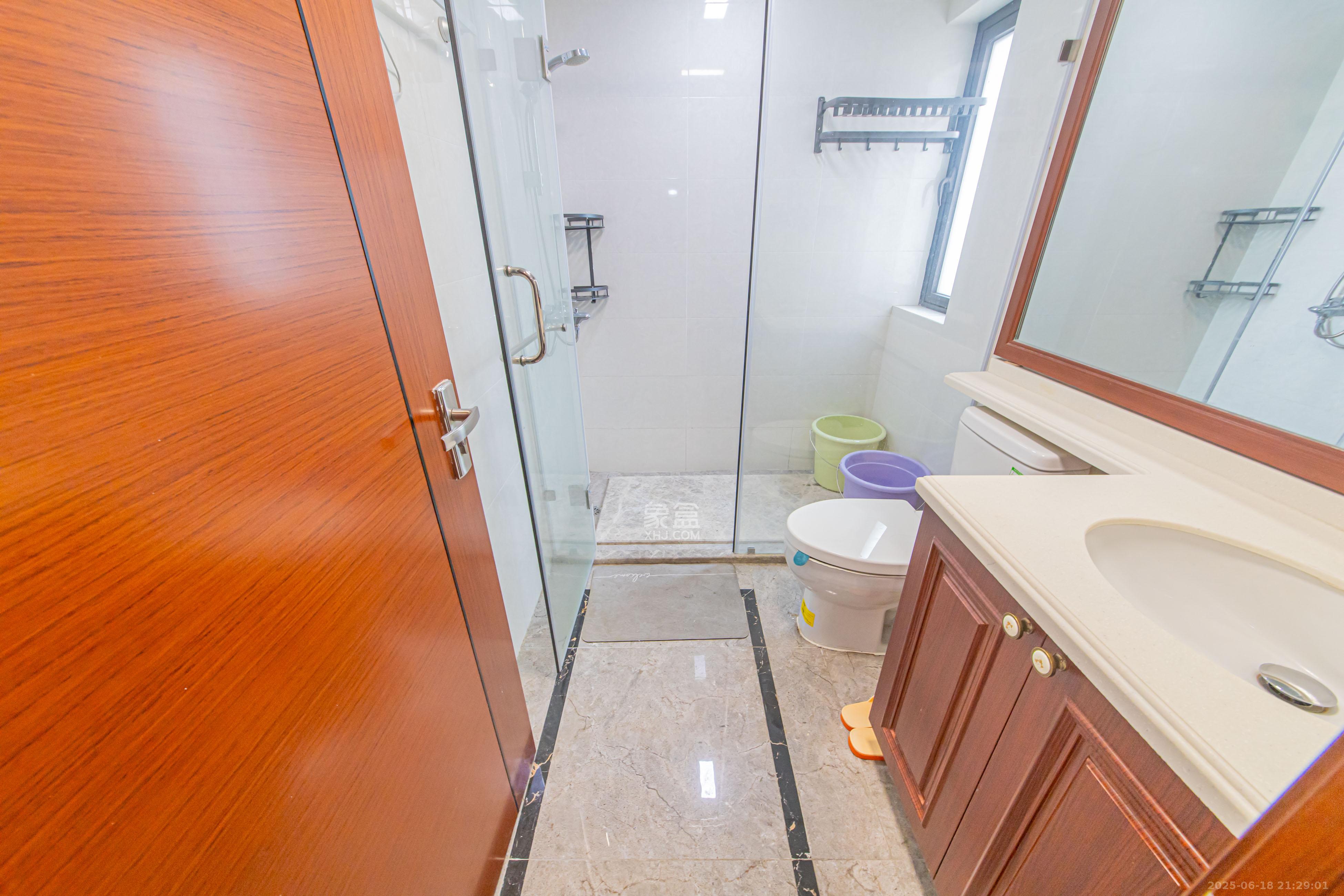 中海新城熙岸(中信新城五期) 3室2厅2卫 99.0万 中海新城熙岸(中信新城五期) 3室2厅2卫 99.0万卫生间