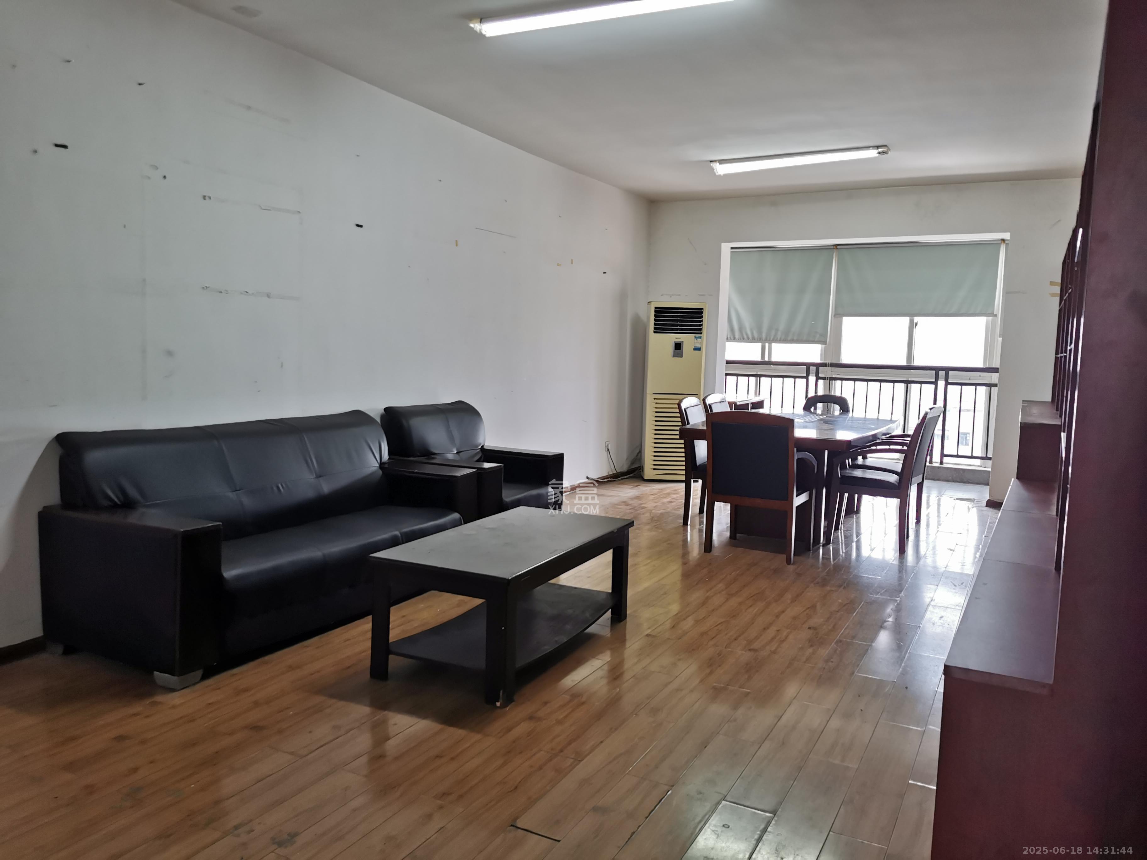 丽景新贵  3室2厅2卫    2000.0元/月室内图