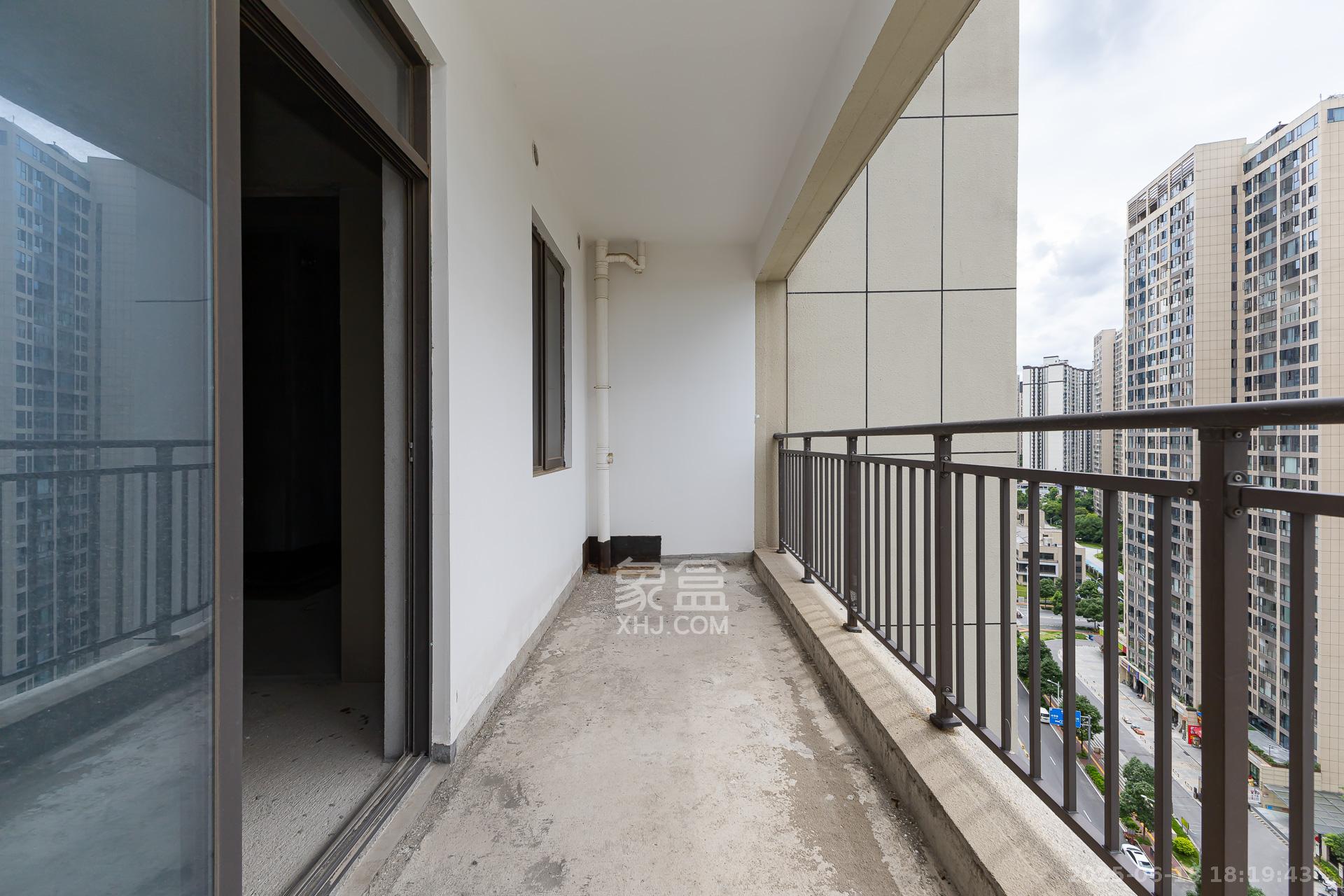 润和湘江天地E区  4室2厅3卫    254.8万 润和湘江天地E区  4室2厅3卫    254.8万阳台