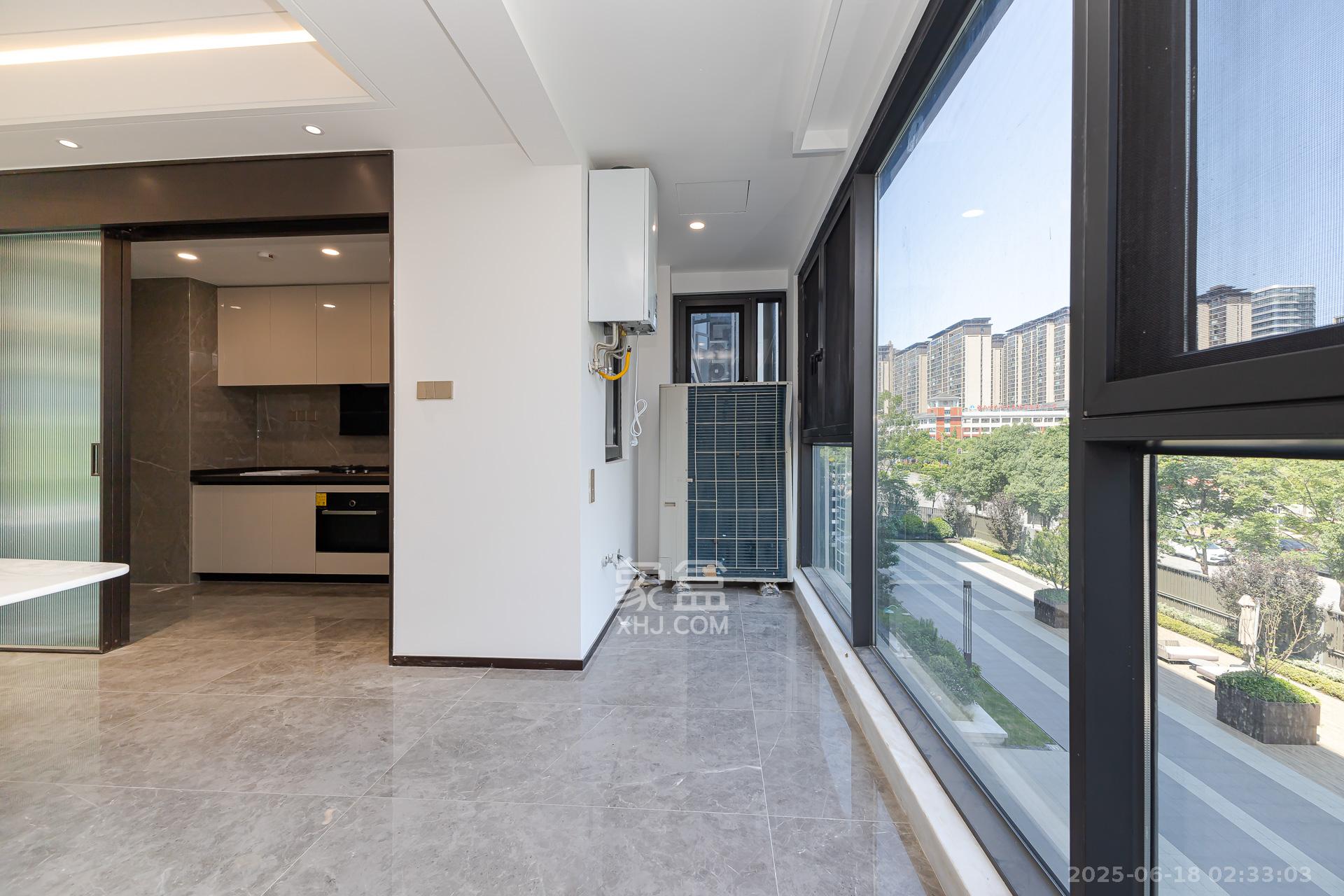 嘉臣道  4室2厅3卫    305.0万 嘉臣道  4室2厅3卫    305.0万阳台