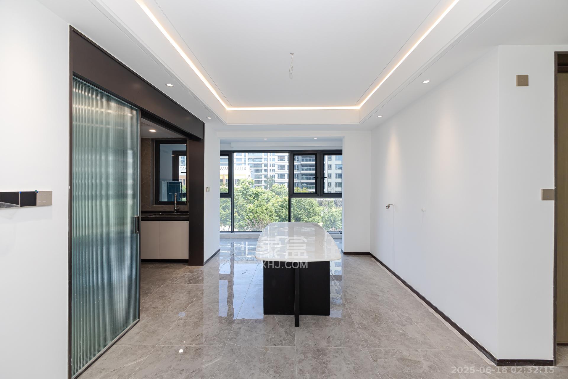 嘉臣道  4室2厅3卫    305.0万 嘉臣道  4室2厅3卫    305.0万客厅