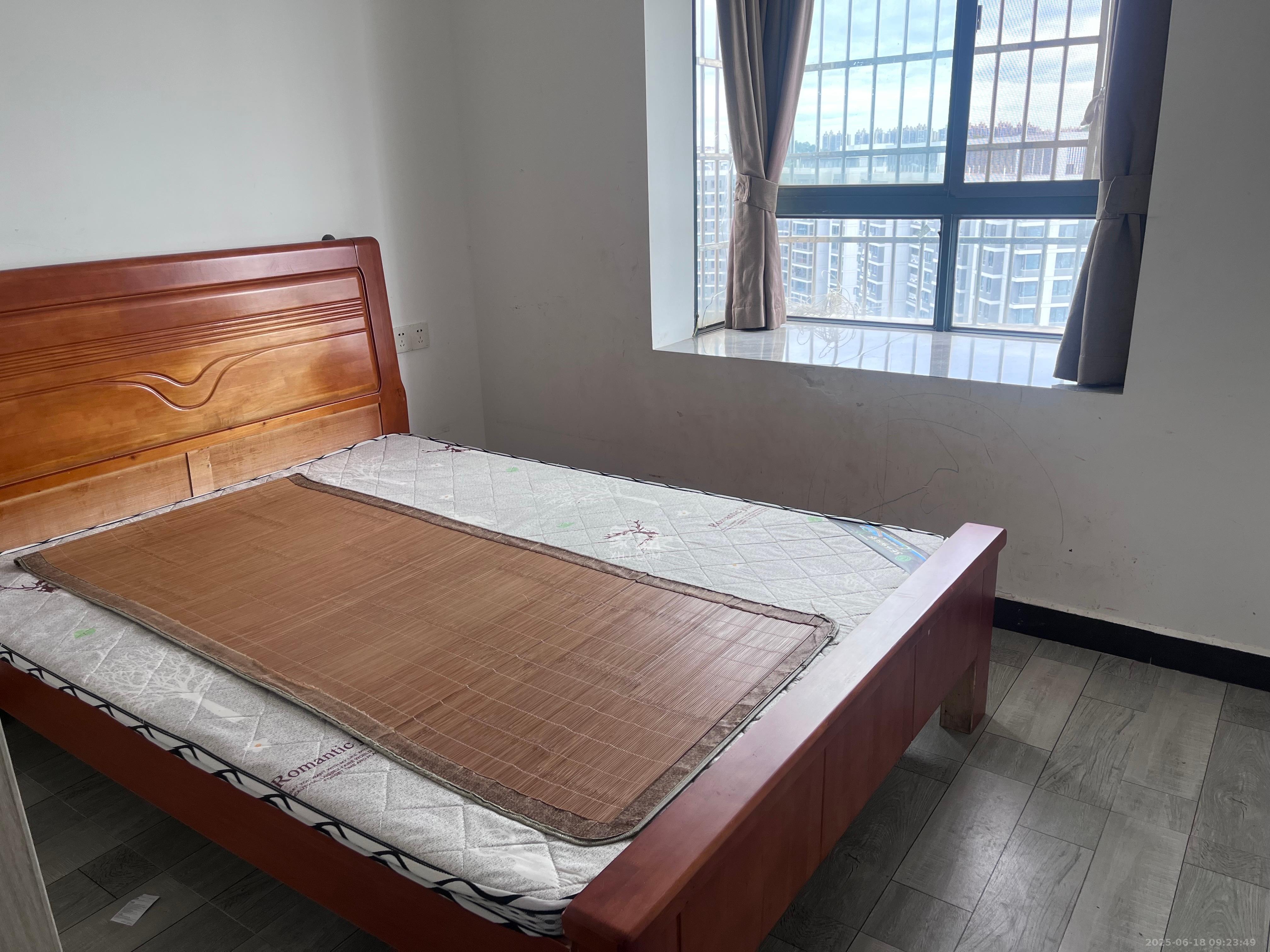 岳鞍阁小区  4室2厅1卫   2300.00元/月室内图