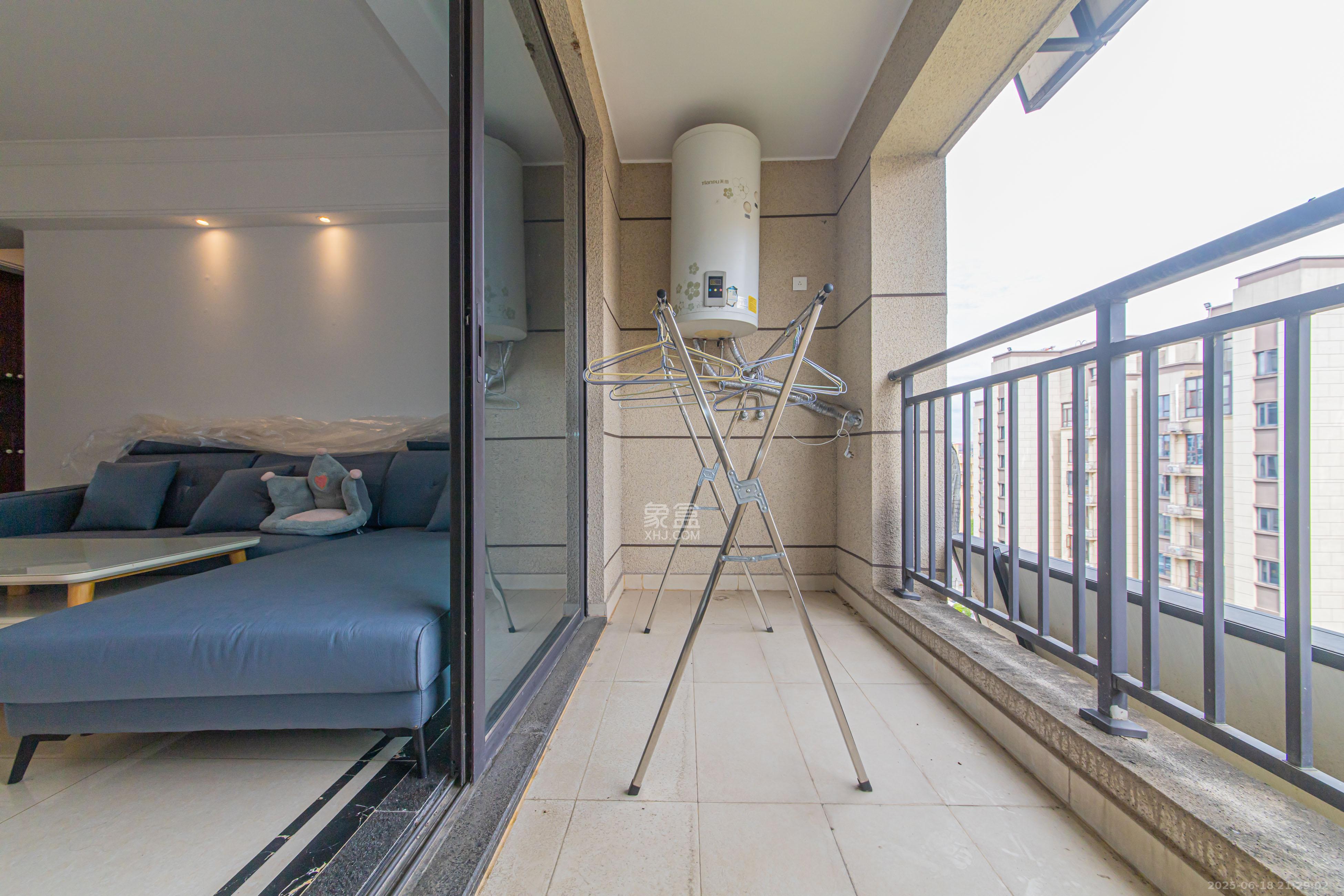 中海新城熙岸(中信新城五期) 3室2厅2卫 99.0万 中海新城熙岸(中信新城五期) 3室2厅2卫 99.0万阳台