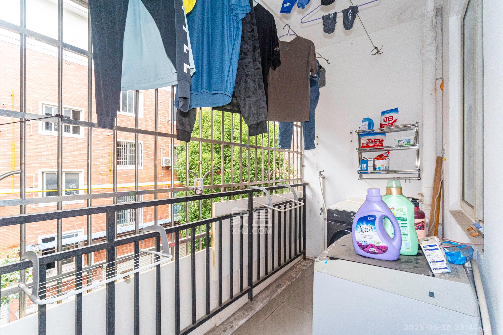 金鹰机电大市场 2室2厅1卫 36.8万 金鹰机电大市场 2室2厅1卫 36.8万阳台