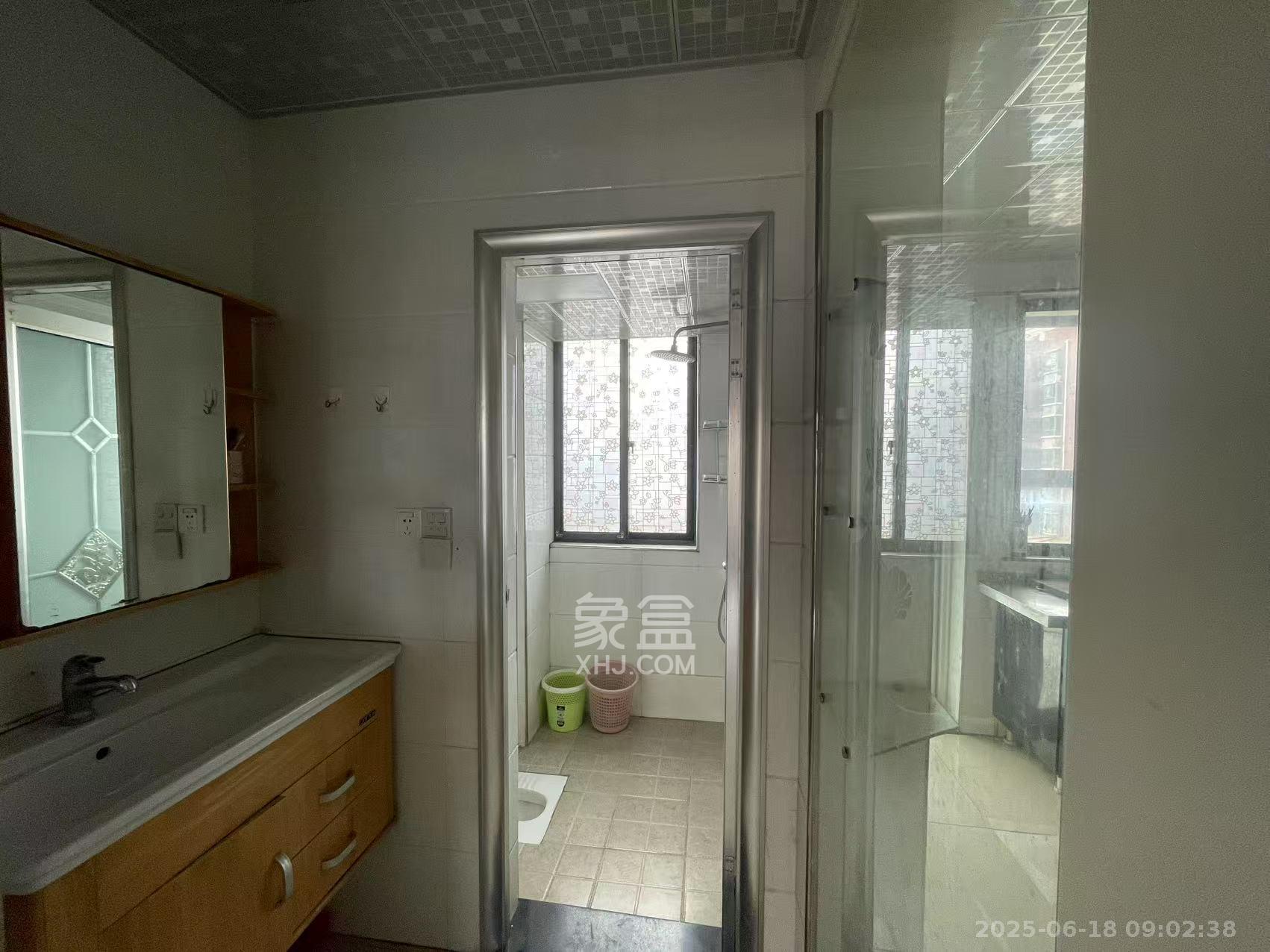 莲湖汽配城  1室2厅1卫    2600.0元/月 莲湖汽配城  1室2厅1卫    2600.0元/月室内图