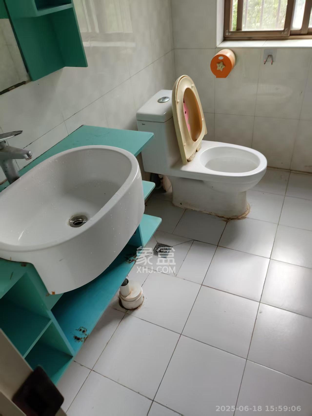 莲湖汽配城  4室2厅2卫   2700.00元/月室内图