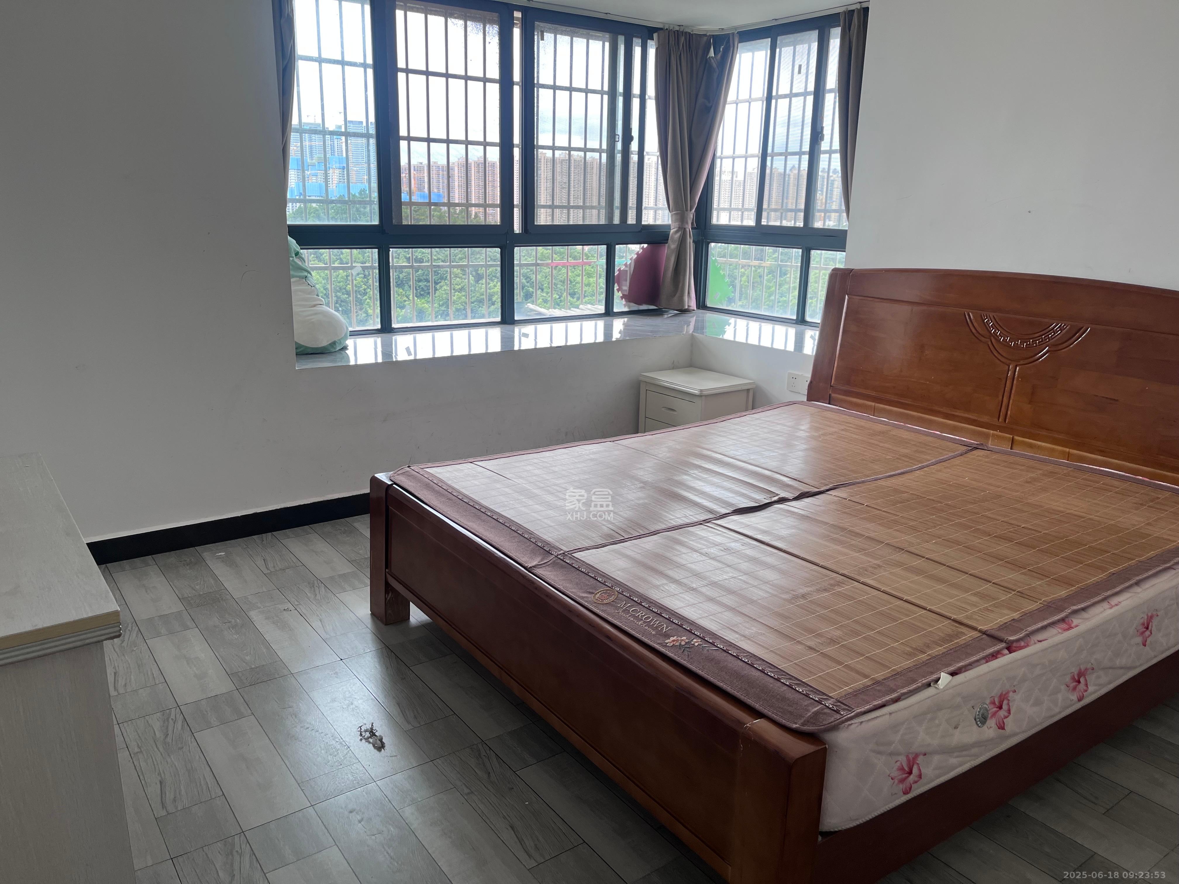岳鞍阁小区  4室2厅1卫   2300.00元/月室内图