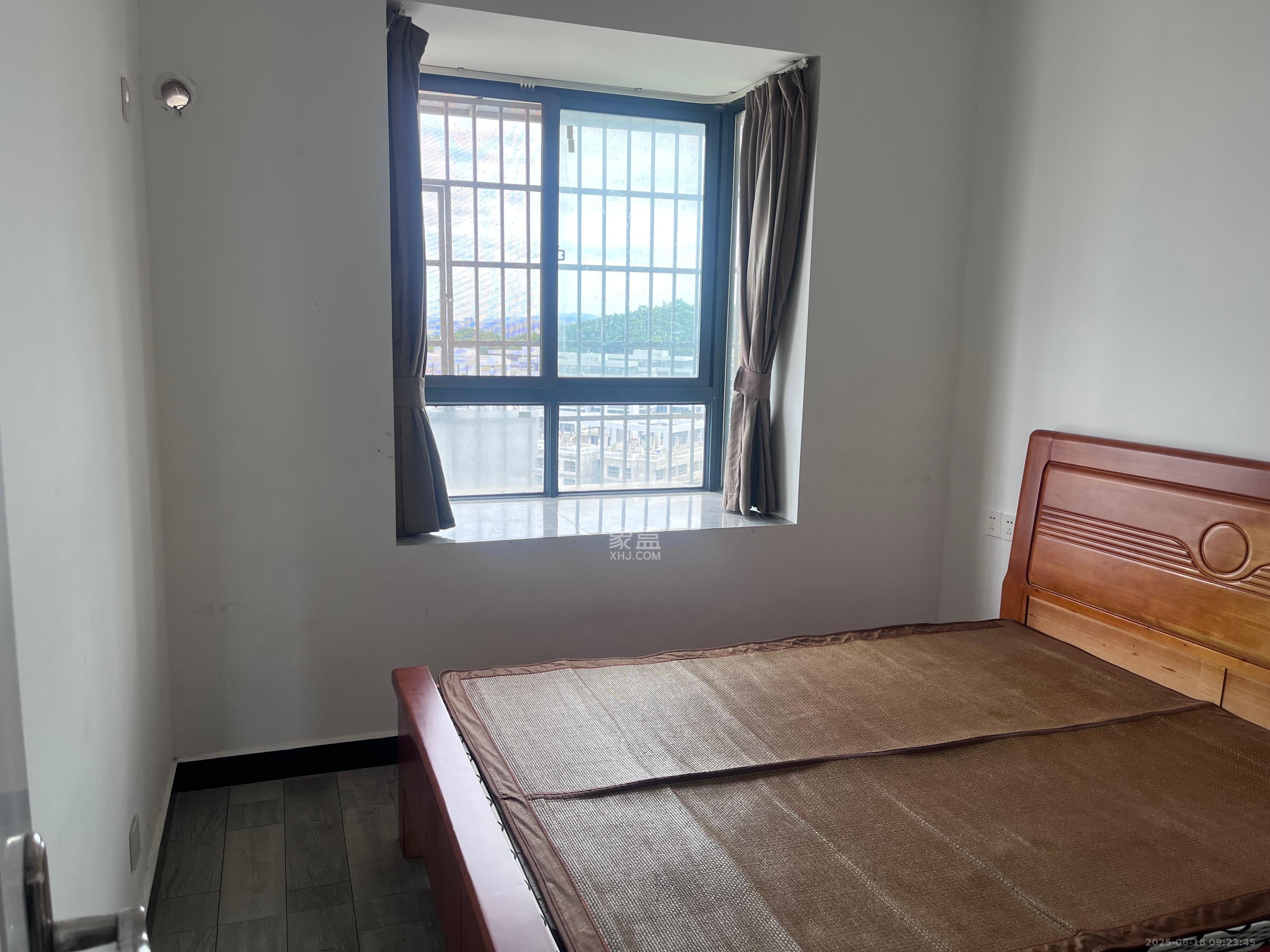 岳鞍阁小区  4室2厅1卫   2300.00元/月室内图