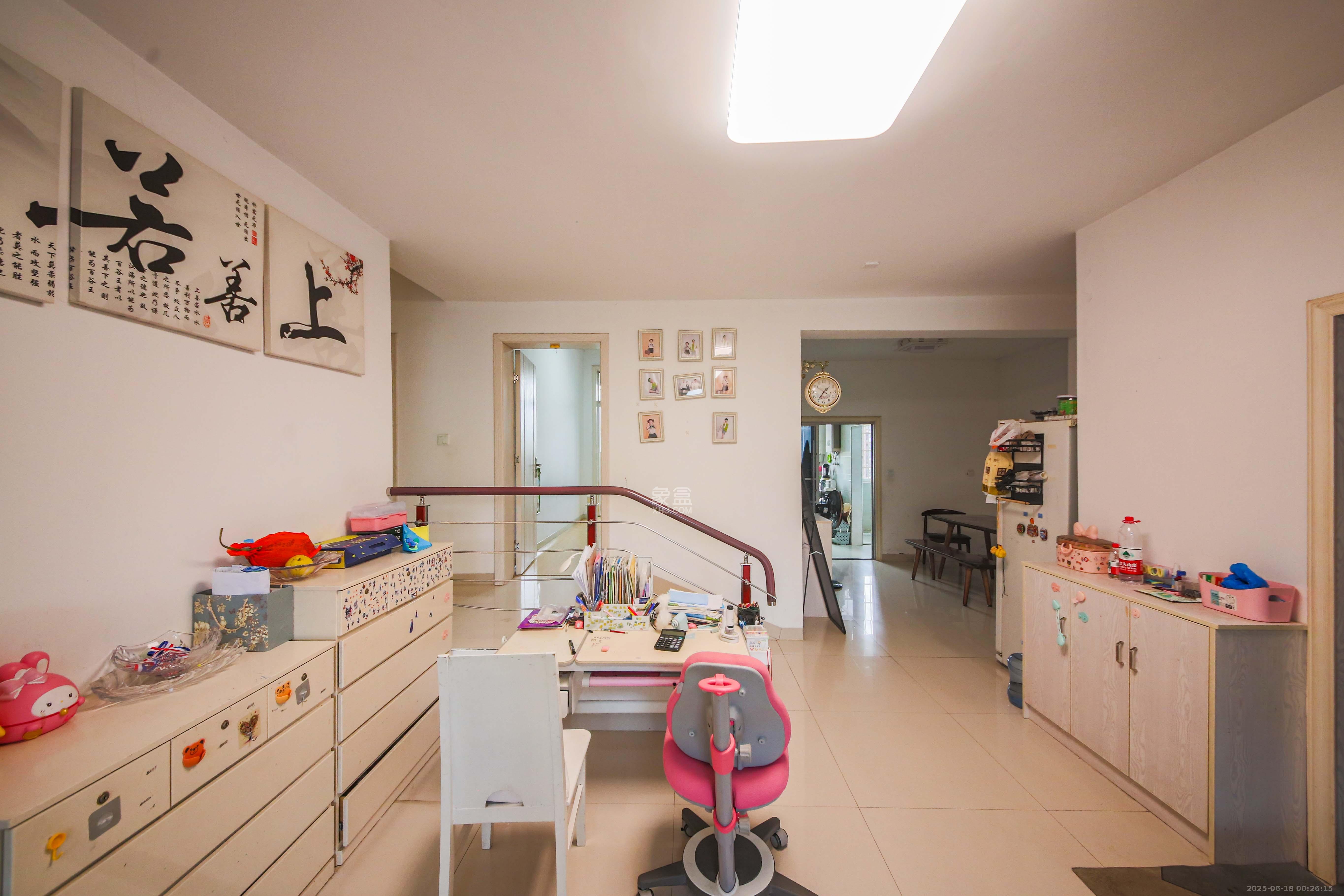 景荣华苑 3室2厅2卫 91.8万 景荣华苑 3室2厅2卫 91.8万客厅