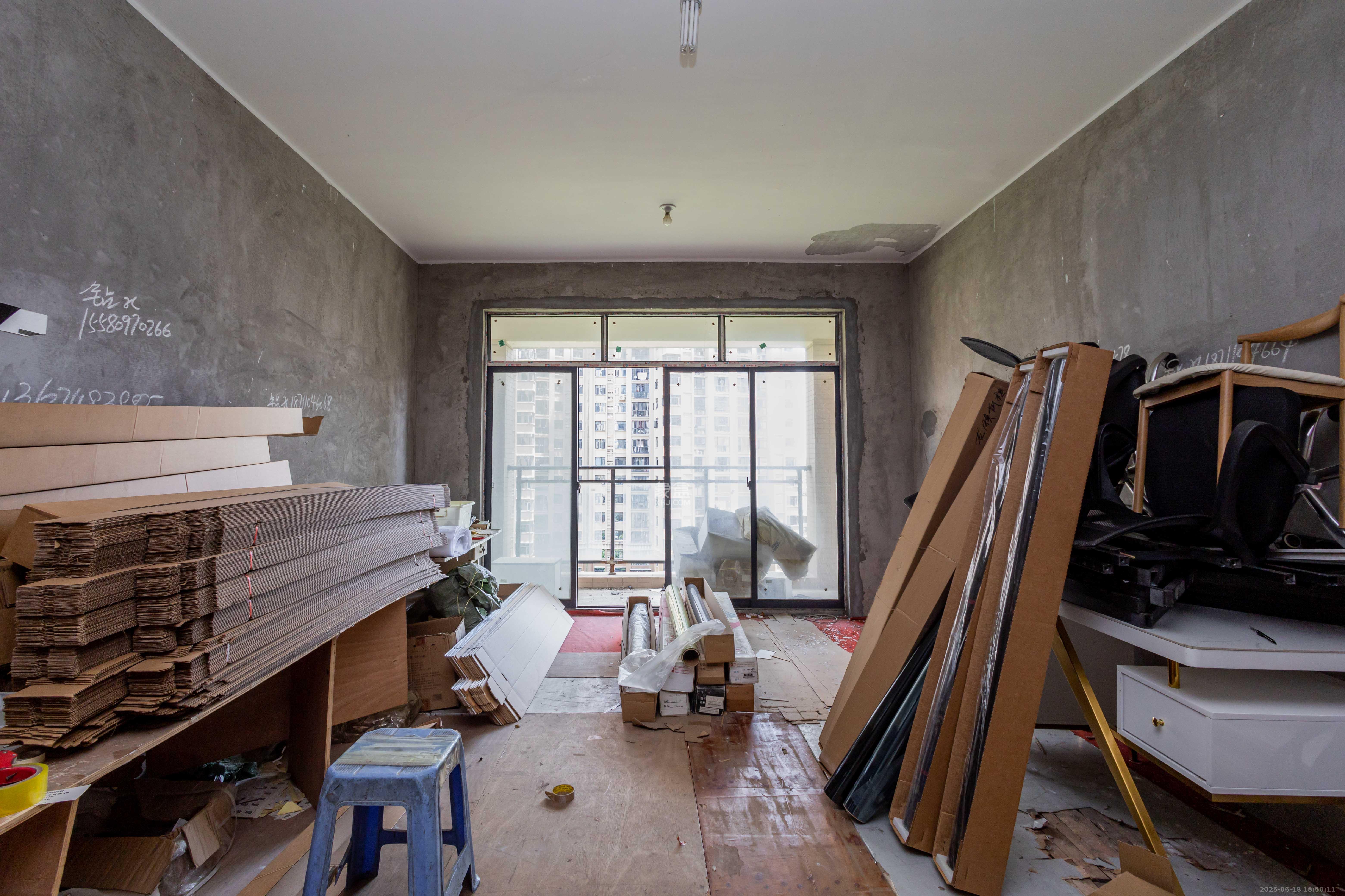 辉煌国际城二期  4室2厅2卫    105.0万客厅