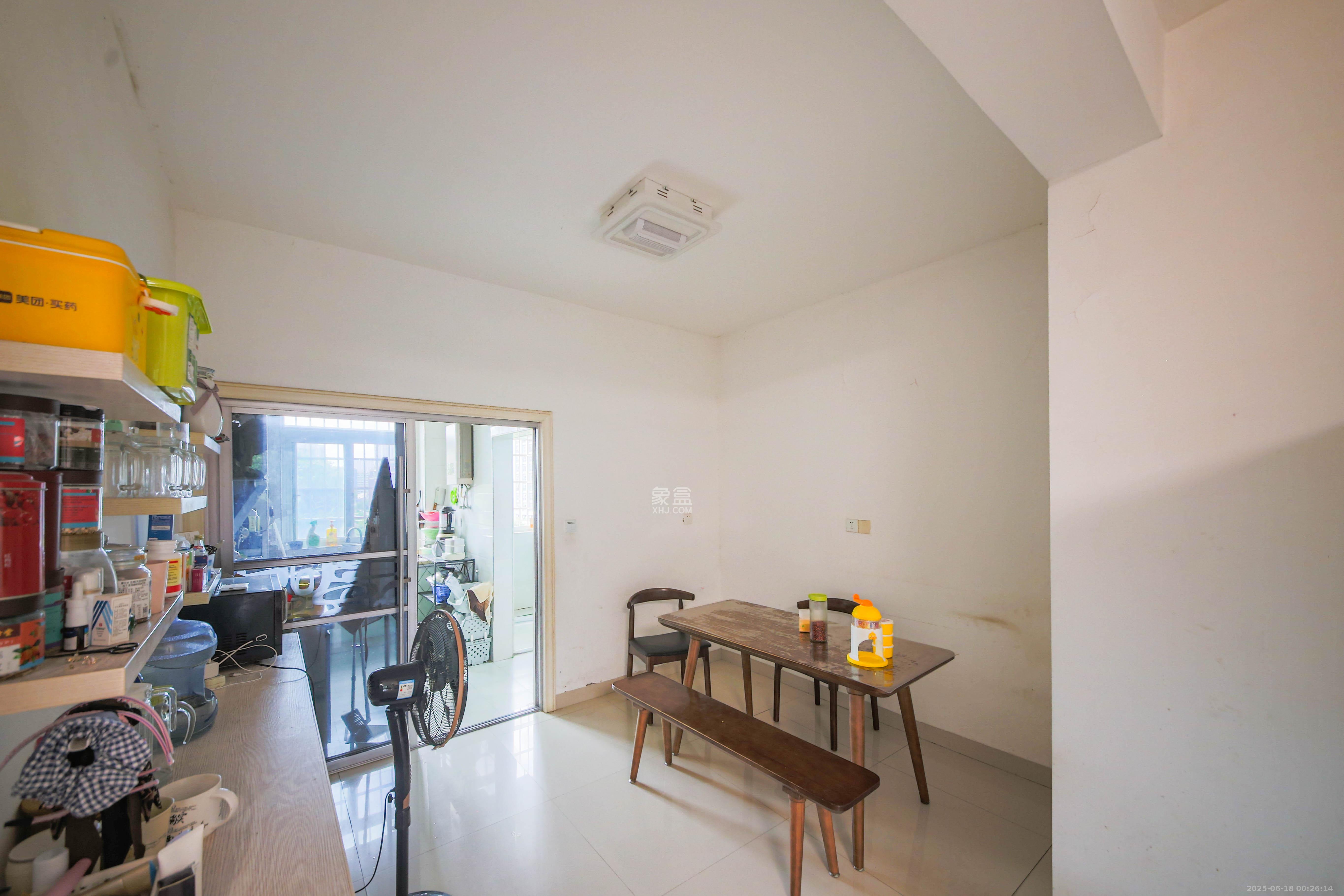 景荣华苑 3室2厅2卫 91.8万 景荣华苑 3室2厅2卫 91.8万客厅