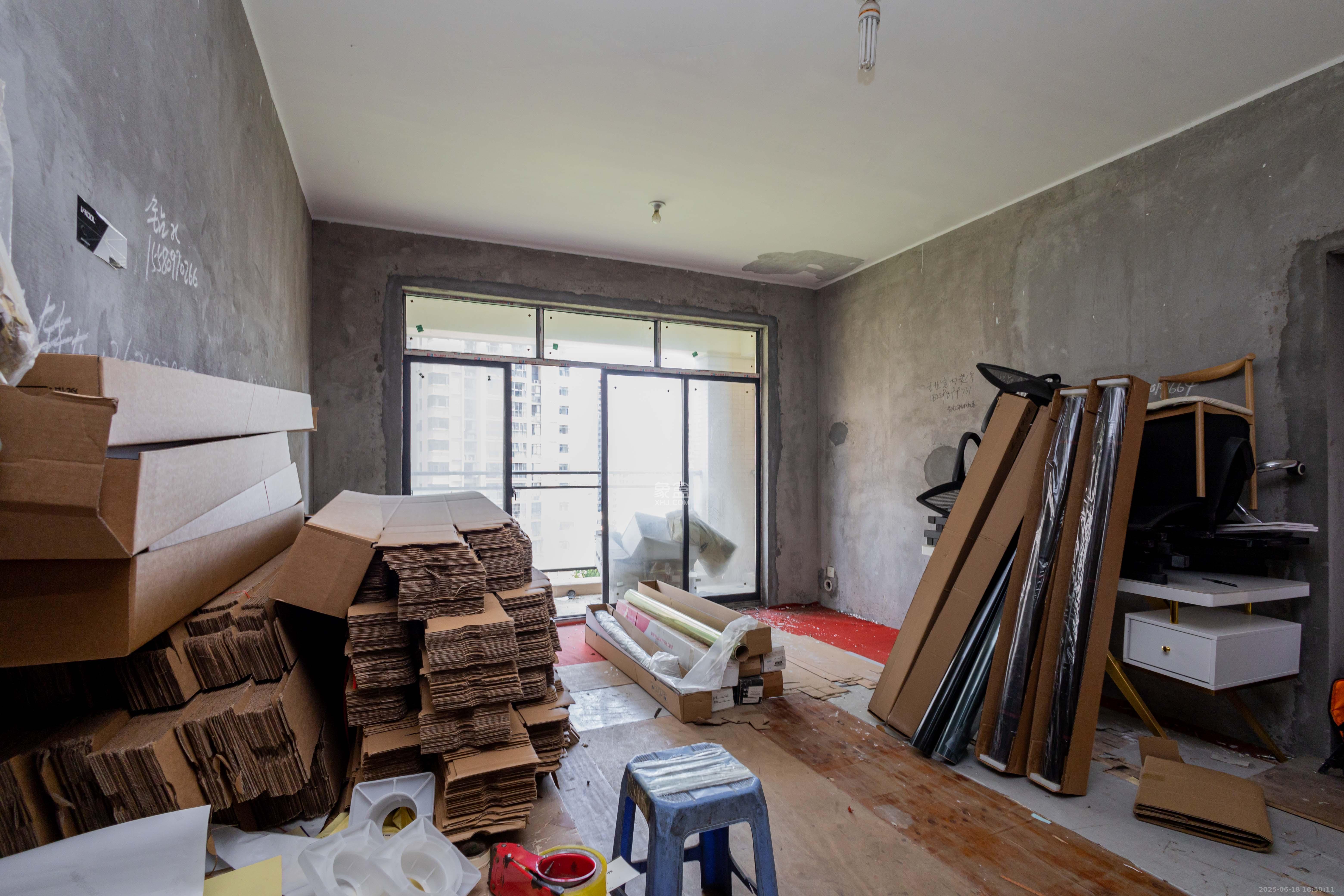 辉煌国际城二期  4室2厅2卫    105.0万客厅