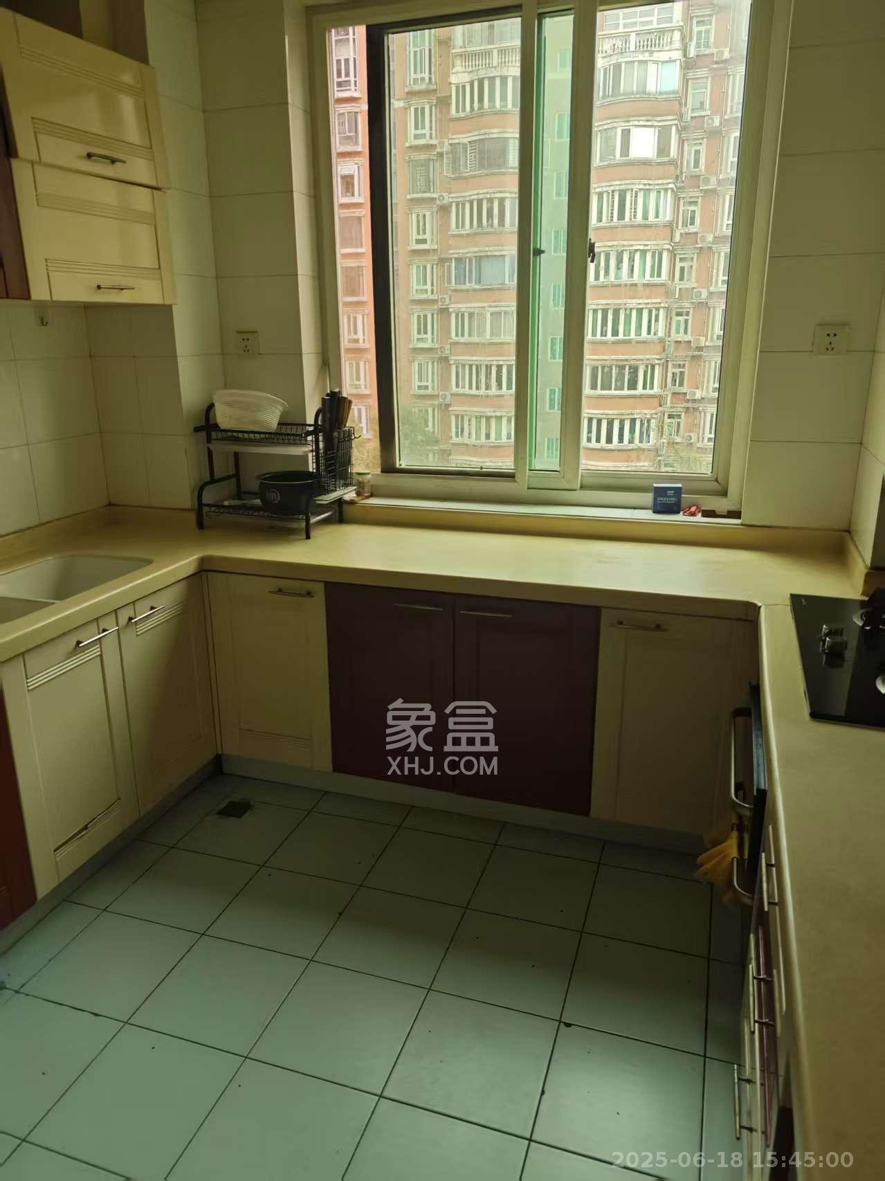 新华联家园 3室2厅2卫 3200.0元/月 新华联家园 3室2厅2卫 3200.0元/月室内图