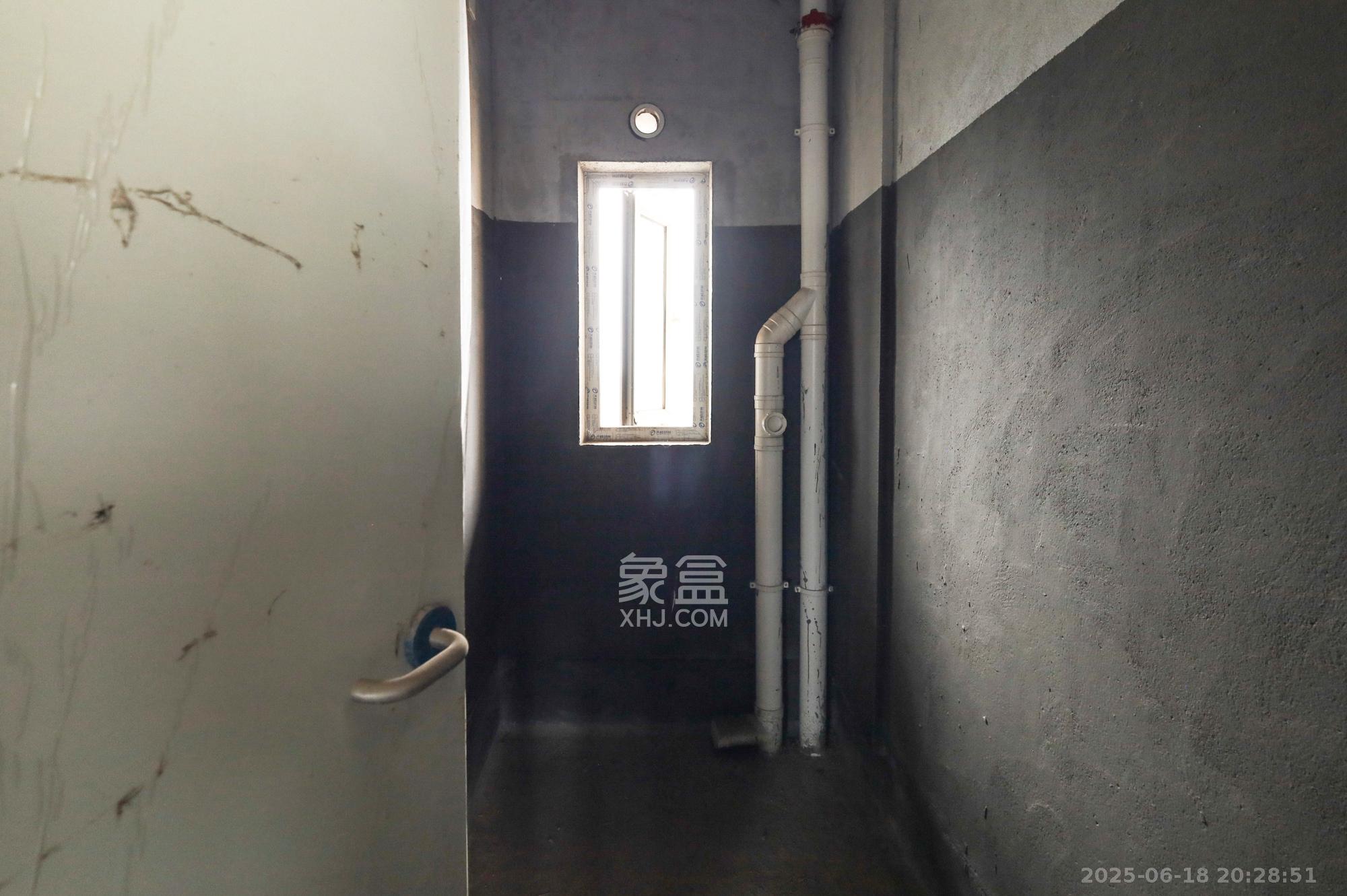 钱隆世家  4室2厅2卫    83.0万卫生间