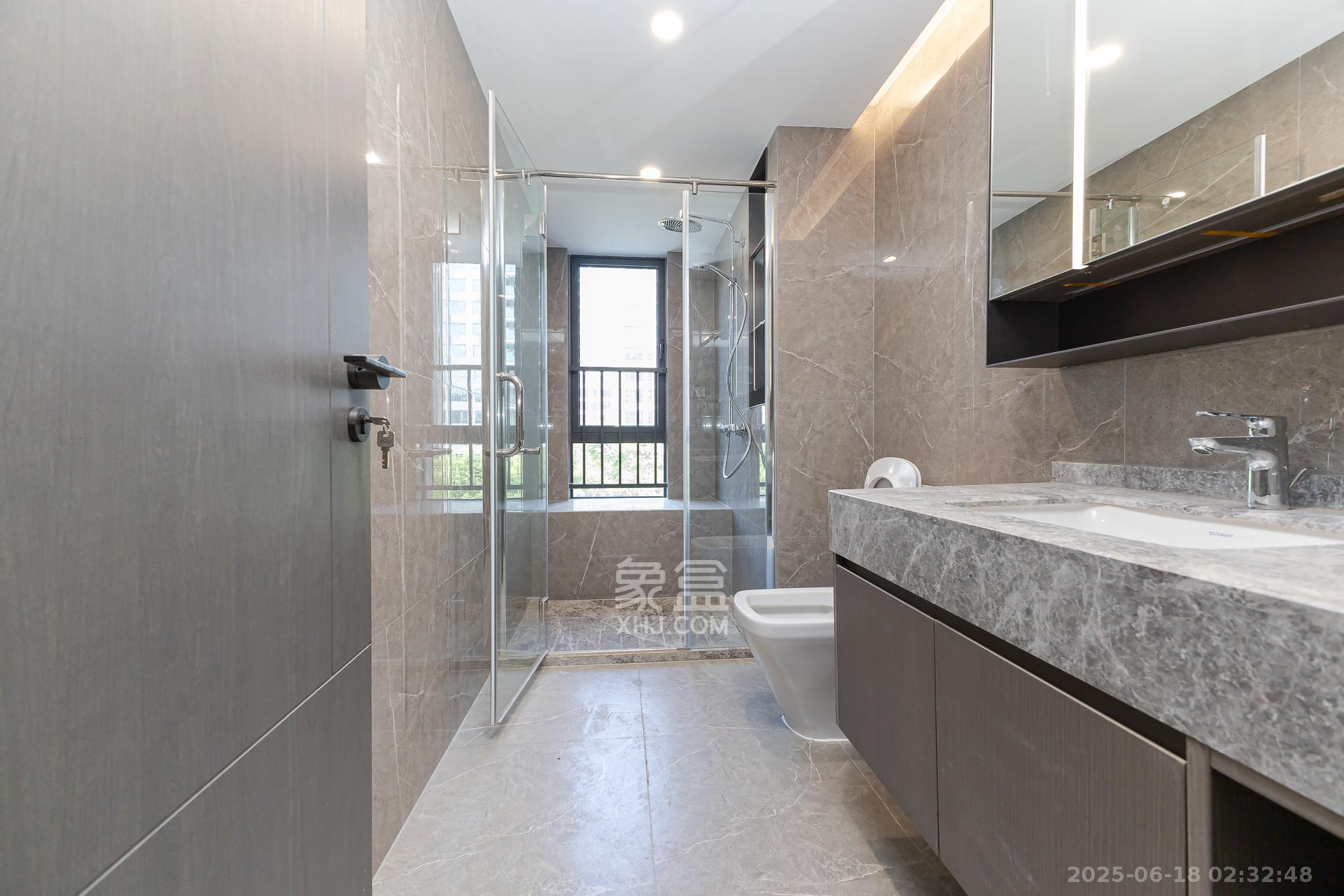 嘉臣道  4室2厅3卫    305.0万 嘉臣道  4室2厅3卫    305.0万卫生间