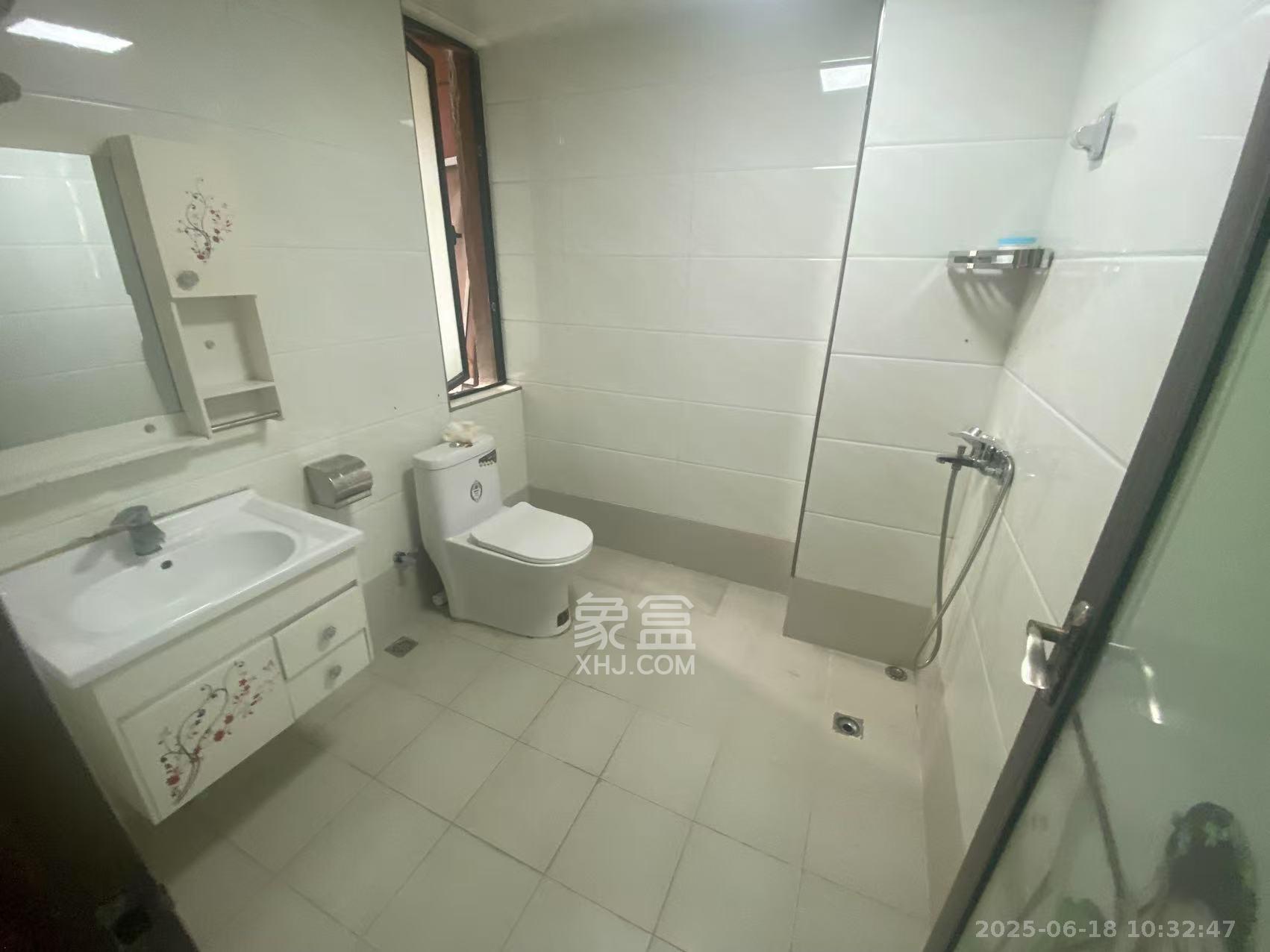尊邸华庭  3室2厅2卫    2500.0元/月室内图