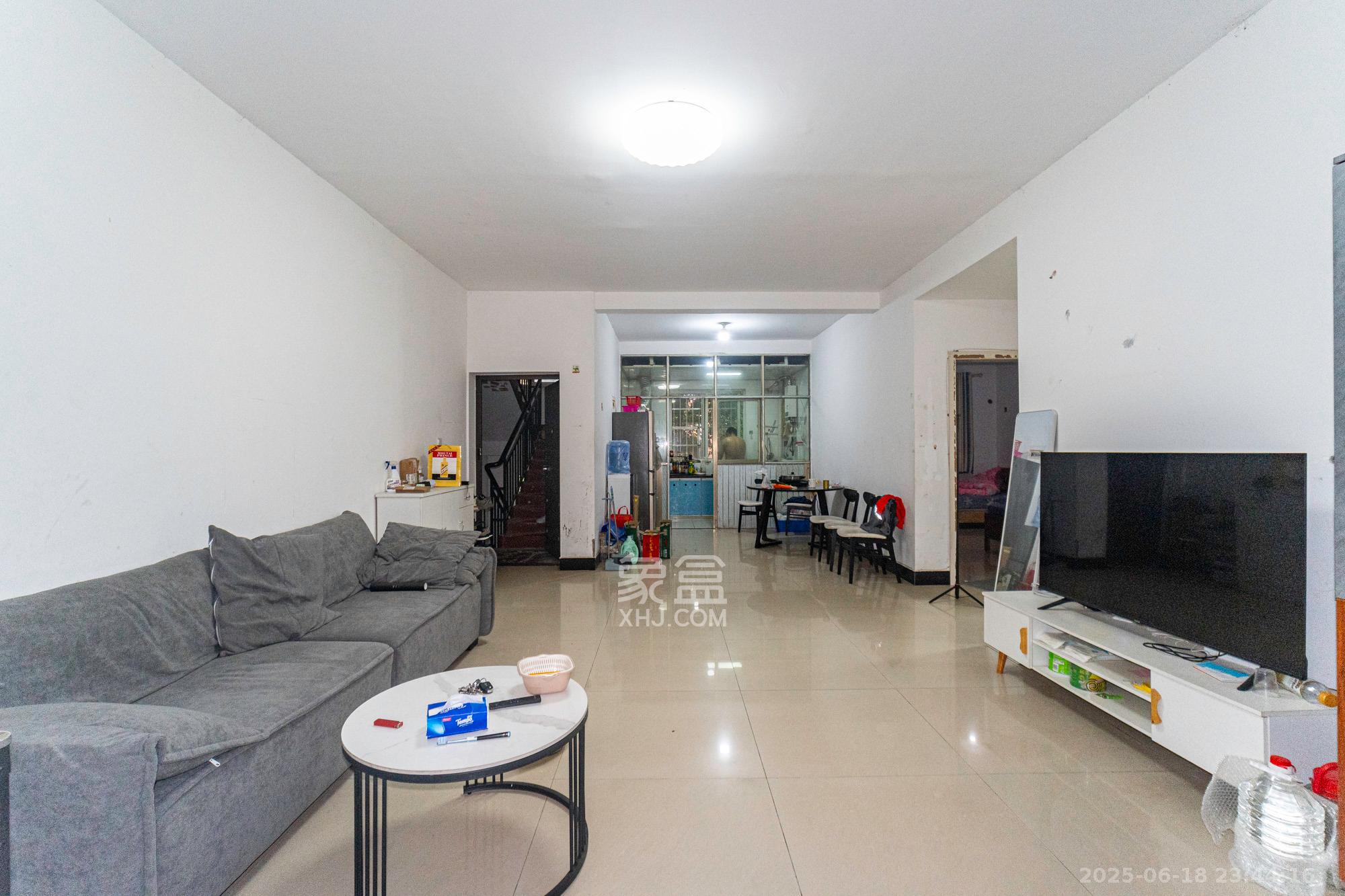 金鹰机电大市场 2室2厅1卫 36.8万 金鹰机电大市场 2室2厅1卫 36.8万客厅