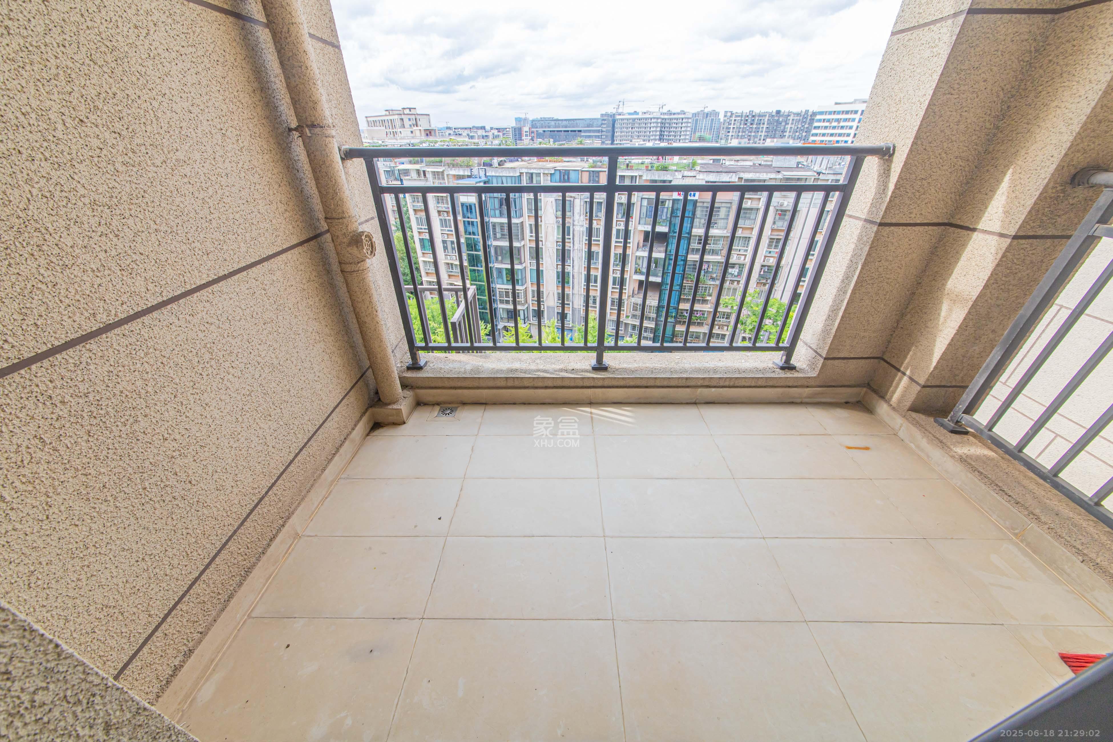 中海新城熙岸(中信新城五期) 3室2厅2卫 99.0万 中海新城熙岸(中信新城五期) 3室2厅2卫 99.0万阳台