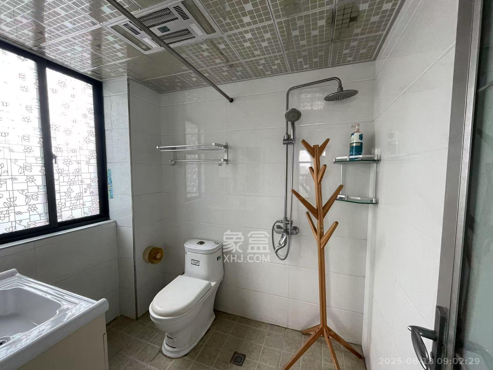 莲湖汽配城  1室2厅1卫    2600.0元/月 莲湖汽配城  1室2厅1卫    2600.0元/月室内图